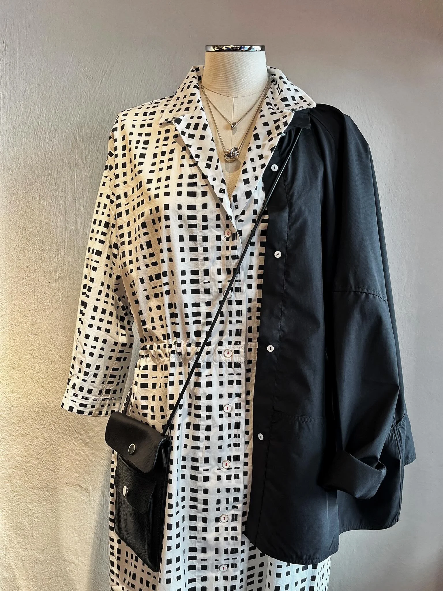 🤍 🤍🤍
#dress @hannohwessel 
#jacket @asciari.official 
 -> aus recyceltem Material: ultraleicht, strapazierf&auml;hig, knitterfrei, wasserabweisend und pflegeleicht! 🥰
#jewellery @p.nina_collection 
-> von Hand aus rezykliertem Silber in New