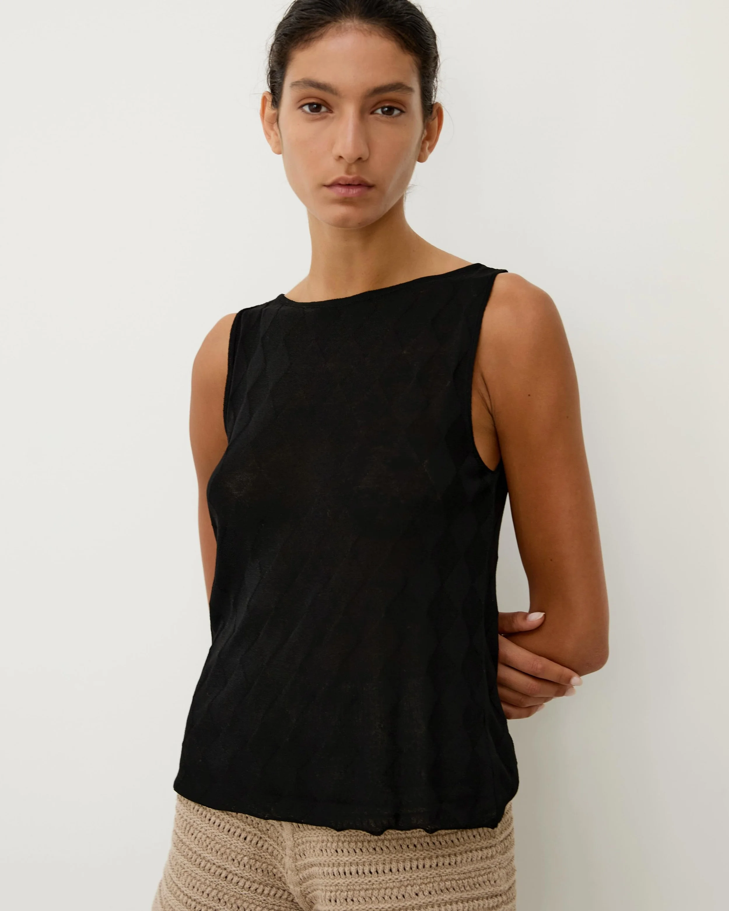 Wunder - Tops aus nachhaltig gewonnener Viskose. 
Das  Muster ergibt sich gr&ouml;sstenteils durch die Strickart und wirken dadurch besonders subtil.
&hellip;&hellip;Swipe f&uuml;r mehr 📷
&mdash;&mdash;&mdash;
#ecofashion #sustainable #madewithcare 