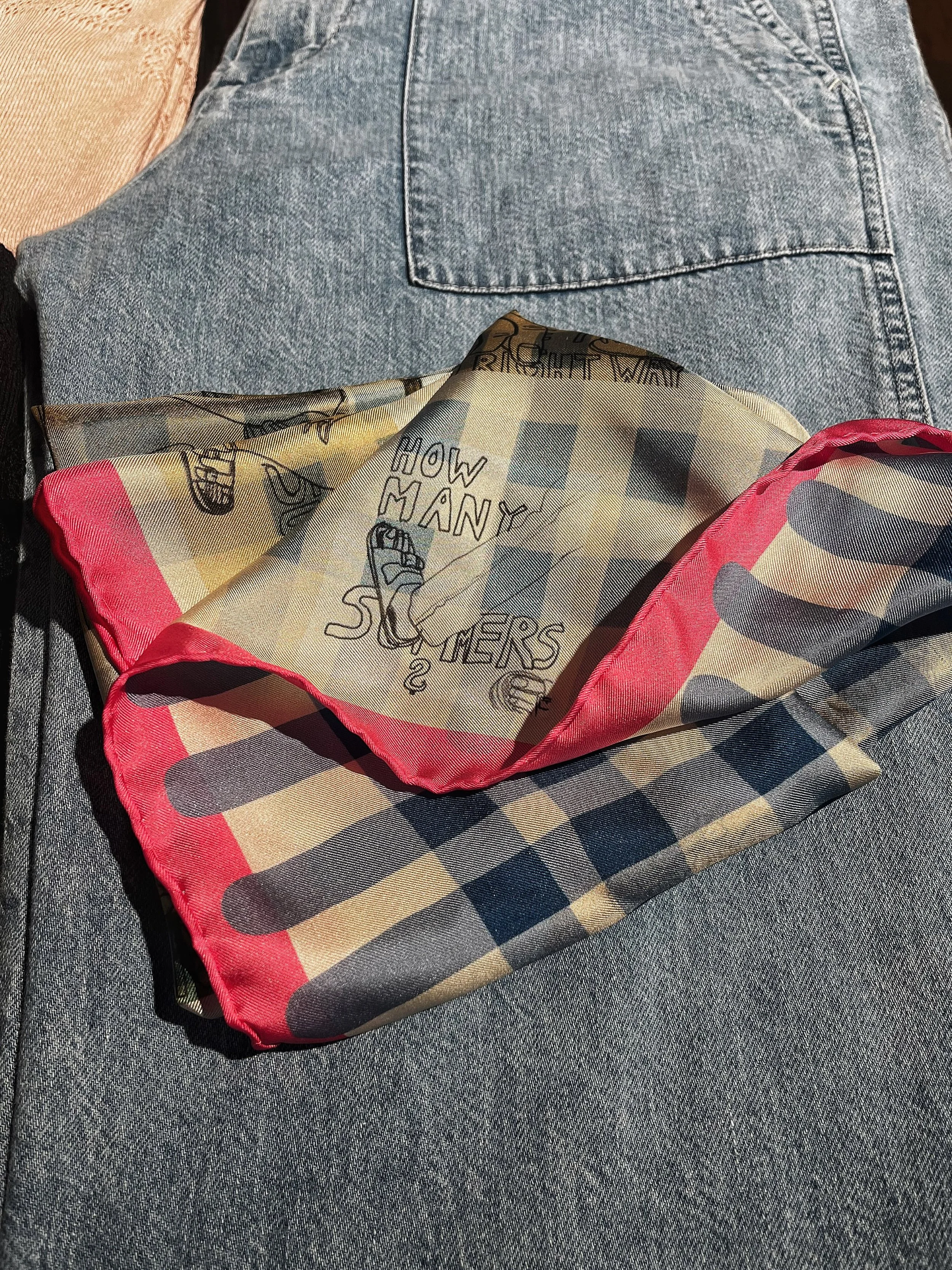 💙 How many Summer&hellip;.
#foulards @konradbykonrad 
#jeans @pasdecalaisofficial 
&mdash;&mdash;&mdash;
#ytzbern #oldcityofbern #slowfashion