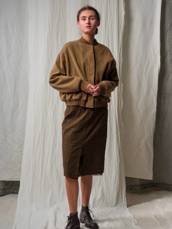 Stay warm and cozy! 🍂
Edel, zeitlos und gem&uuml;tlich. Der Bomber-Stil von Hannoh Wessel vereint sportliche L&auml;ssigkeit mit purem Luxus:  Der Mix aus Wolle und Cashmere macht sie ultraleicht, aber kuschelig warm.🤍 @hannohwessel 
&mdash;&mdash;