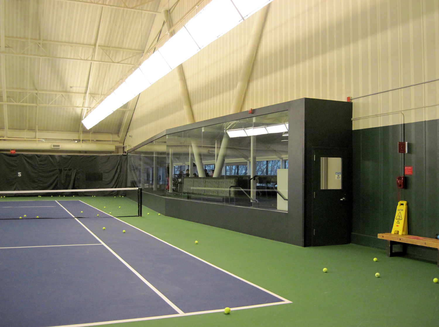 TENNIS LOUNGE3.JPG