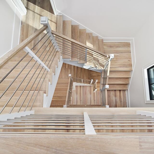 Stairwell of dreams! Lots of natural light on these custom stained #whiteoaktreads.
@welch_custom_homes 
@rubiomonocoatusa 
EBWoodWorks.com

#stairwell #whiteoakstairs #whiteoakfloors #danielislandliving #danielislandclub