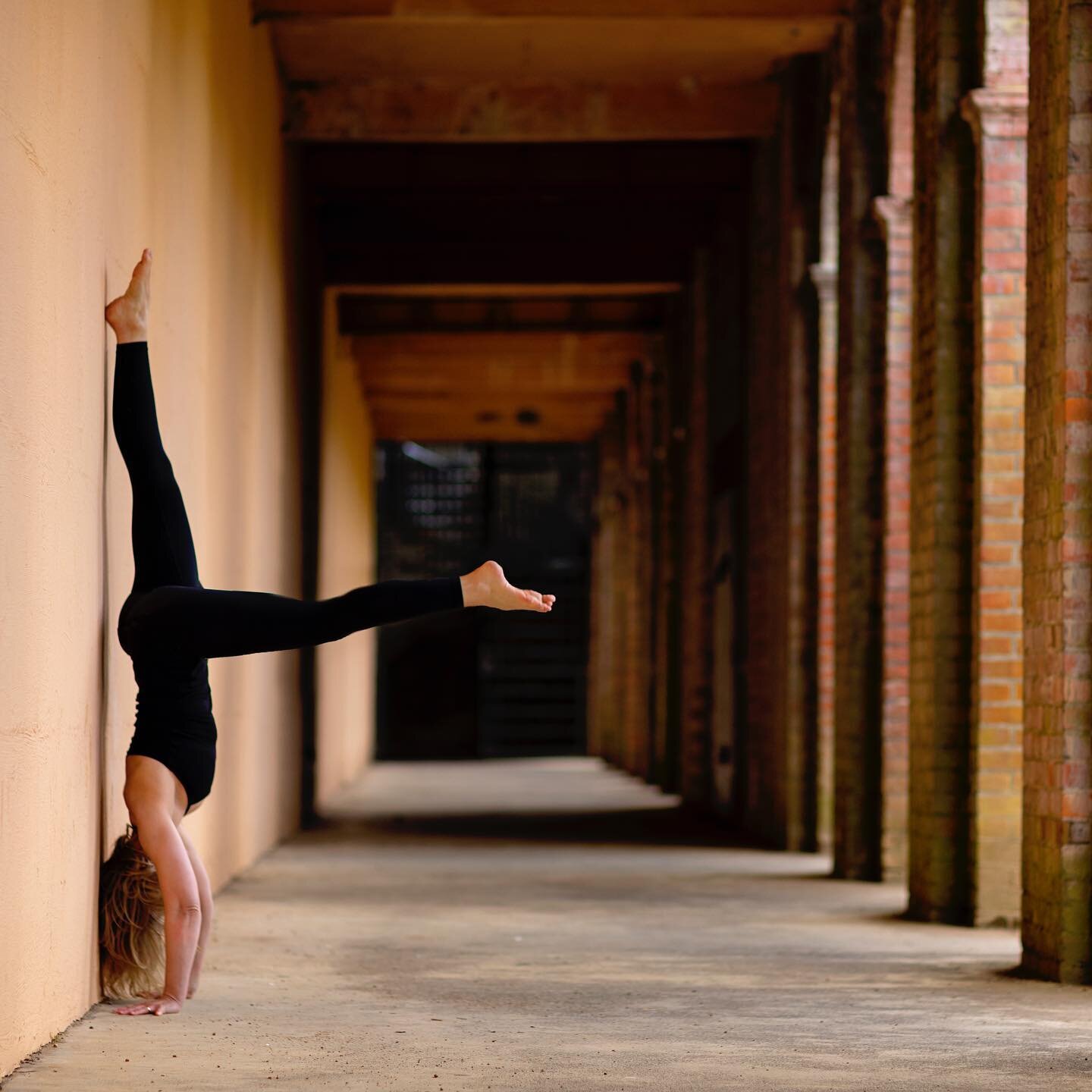 Upside down 💫 photos by @johannabirchphotography #handstand #primrosehillyoga