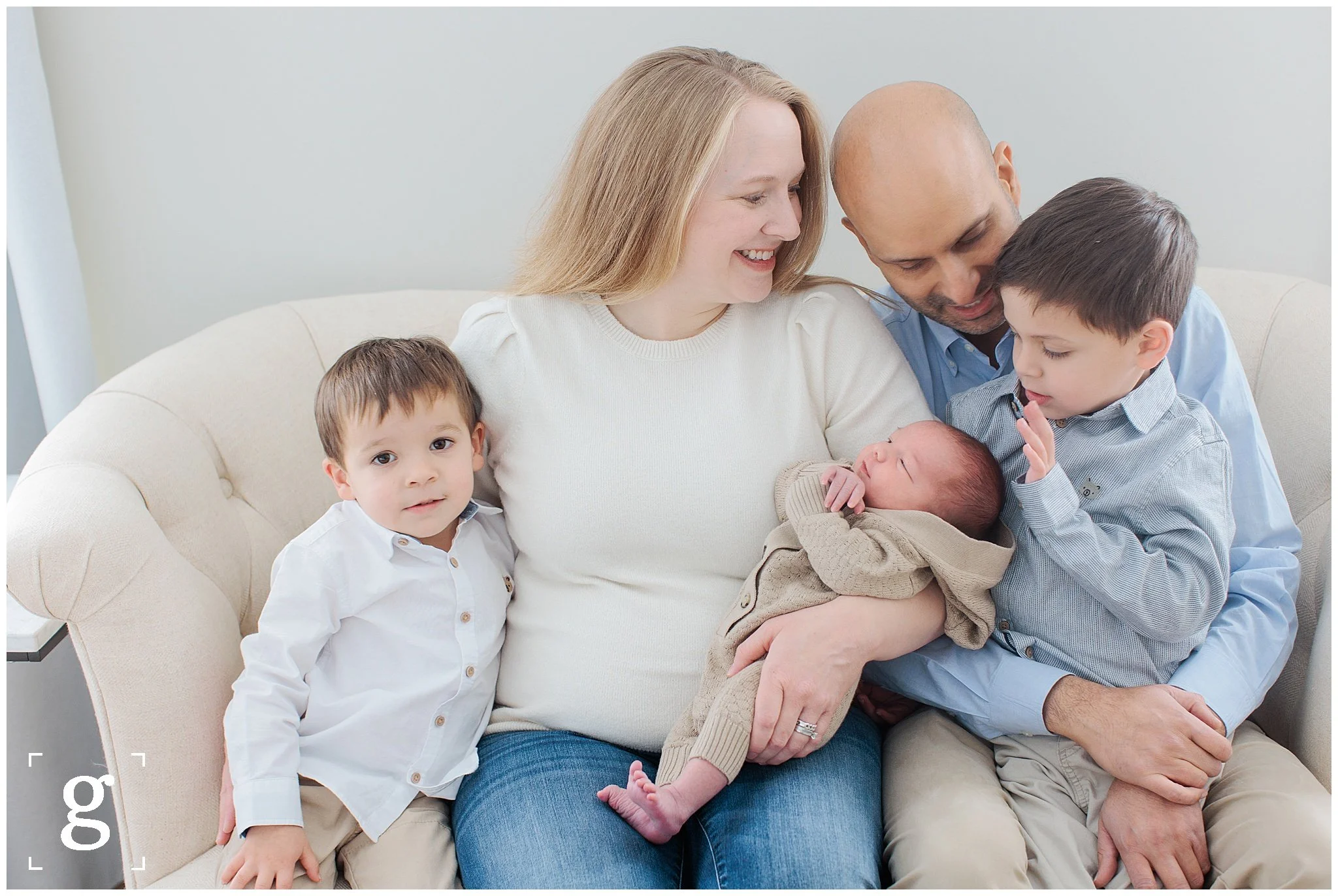 family in home newborn photography session in Virginia