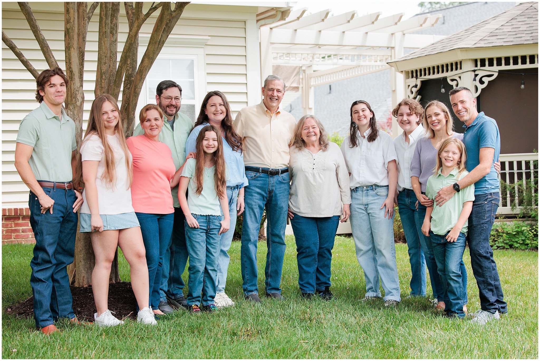 Extended family sessions can feel a little chaotic&hellip; but this family? They brought the love, the laughter, and the fun cousin energy. 

Thanks to this amazing bunch for showing up, showing love, and making it such a joy to capture! 

#ExtendedF