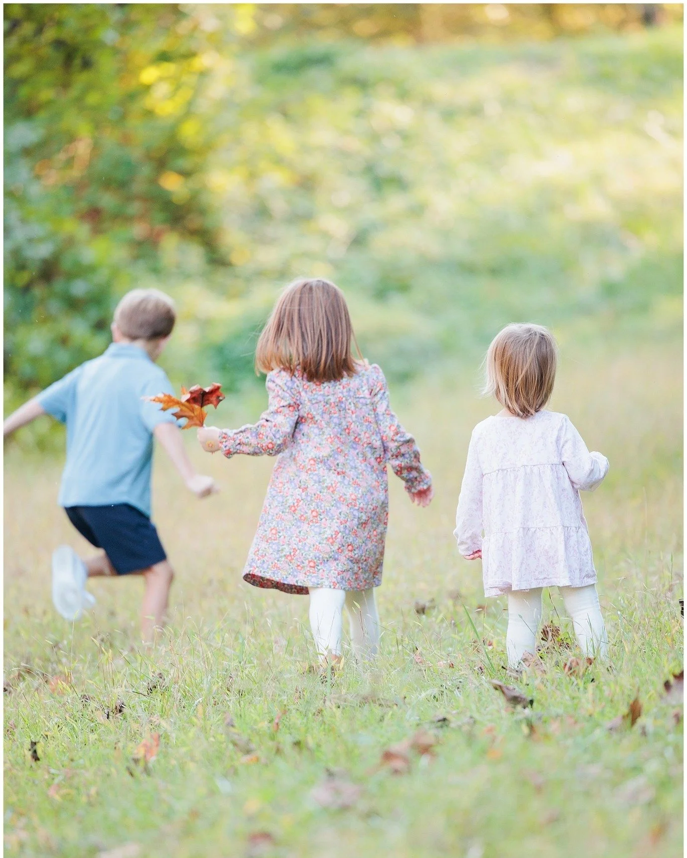 I know it&rsquo;s still August, but fall is definitely on its way.
Cooler temps, golden leaves, cozy layers, and that soft, glowy evening light? Yes please.

Fall is hands-down one of my favorite times for photos. Families are relaxed, the light is b