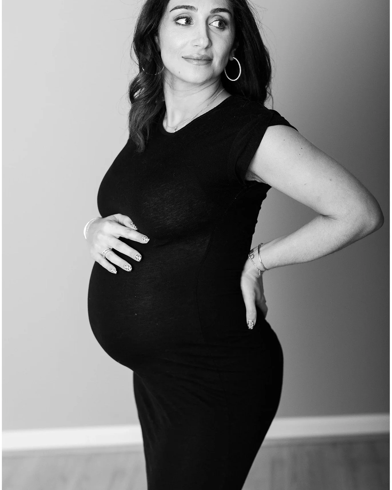 ✨ Studio maternity sessions might just be the most underrated kind of photoshoot.

Here&rsquo;s why I love them so much:
Beautiful &rarr; With soft lighting and clean backdrops, the focus stays on you, your glow, and the connection with your baby.
Si