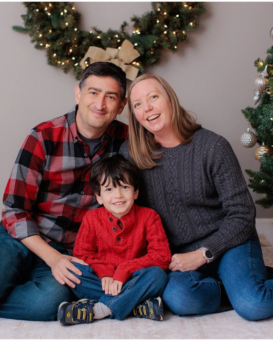 Studio minis are the perfect mix of cozy and festive; especially for little ones. Short sessions. Warm space. And all the snuggles and twinkle lights.

This little guy brought all the smiles and charm to his session.  The holidays are coming!! 🎄

#c