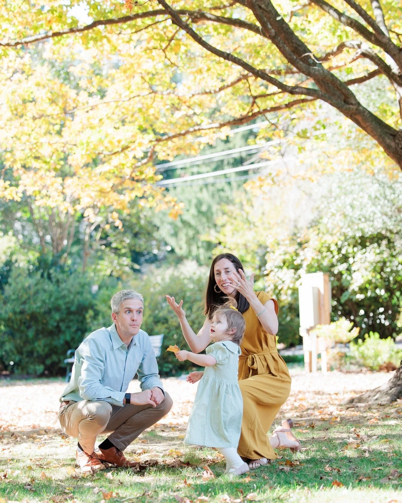 Leaf throwing season is the. best. 

#ginnyfilerphotography #fallfamilyphotos #dmvfamilyphotography #marylandfamilyphotographer