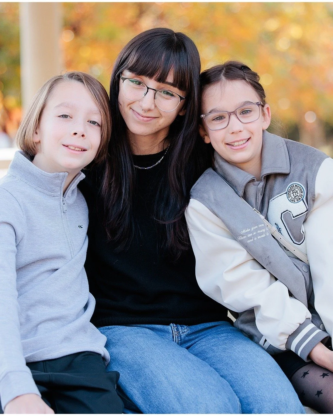 Smiles were ready, energy was high, and the leaves were showing off. The Haskell family came prepared to move fast, and we made the most of every minute.
Including their au pair made it extra sweet.
Mini sessions don&rsquo;t have to feel rushed. They