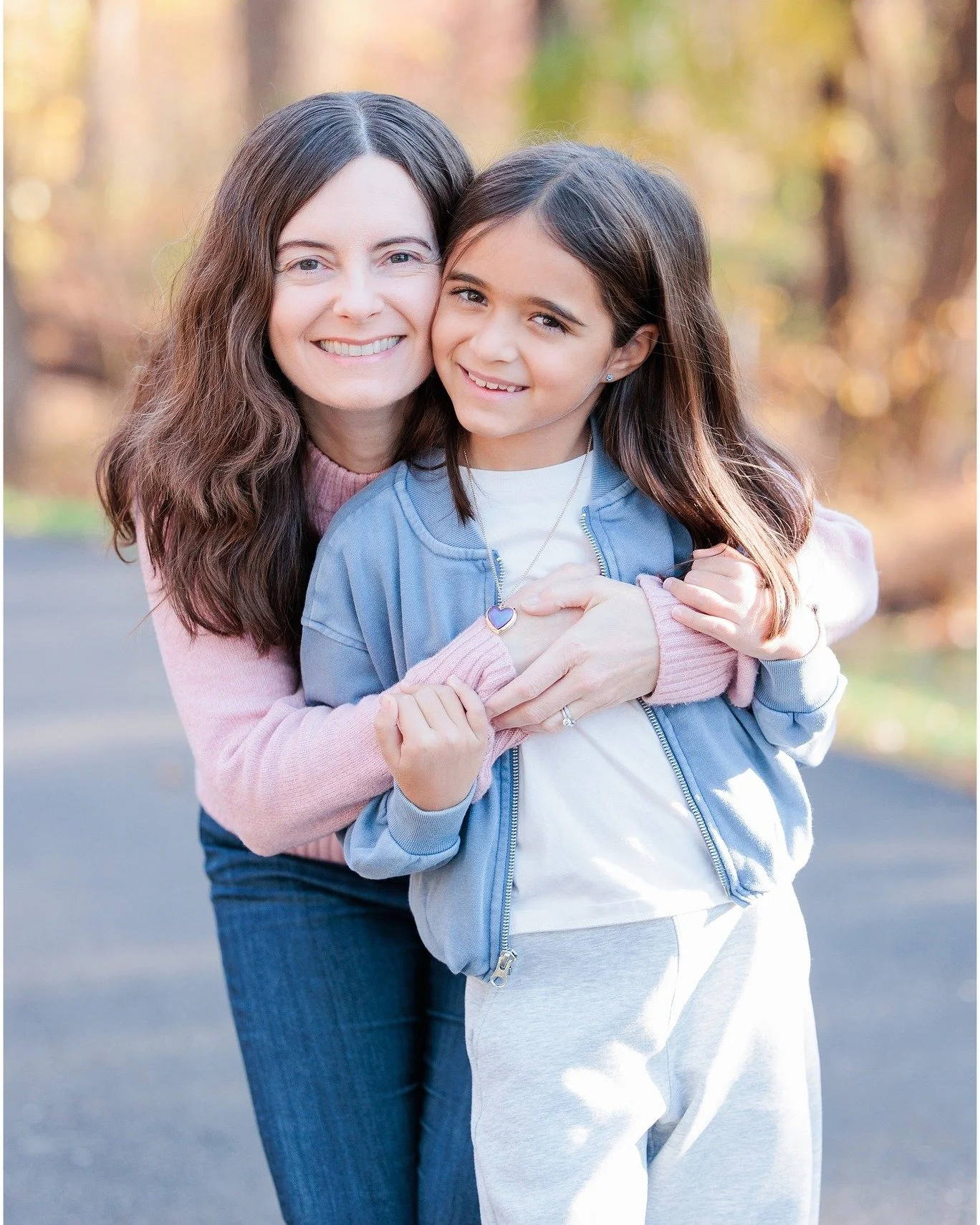 A warm November day? Yes, please.
These mini sessions were fast, fun, and filled with love.
The light was perfect. The energy was great.
Sometimes all you need is 15 minutes and a reason to gather.

💬 Thinking about minis for next season? The next r