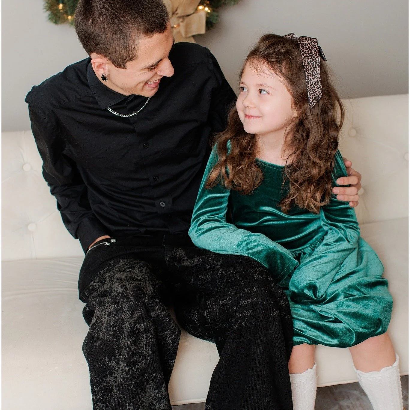 🎄15 minutes. One cozy studio. A whole lot of joy.

This sweet family comes back every year for their Christmas mini session; and I totally get why.

&bull; It&rsquo;s quick (we&rsquo;re done in 15)
&bull; The studio is warm and weather-proof
&bull; 