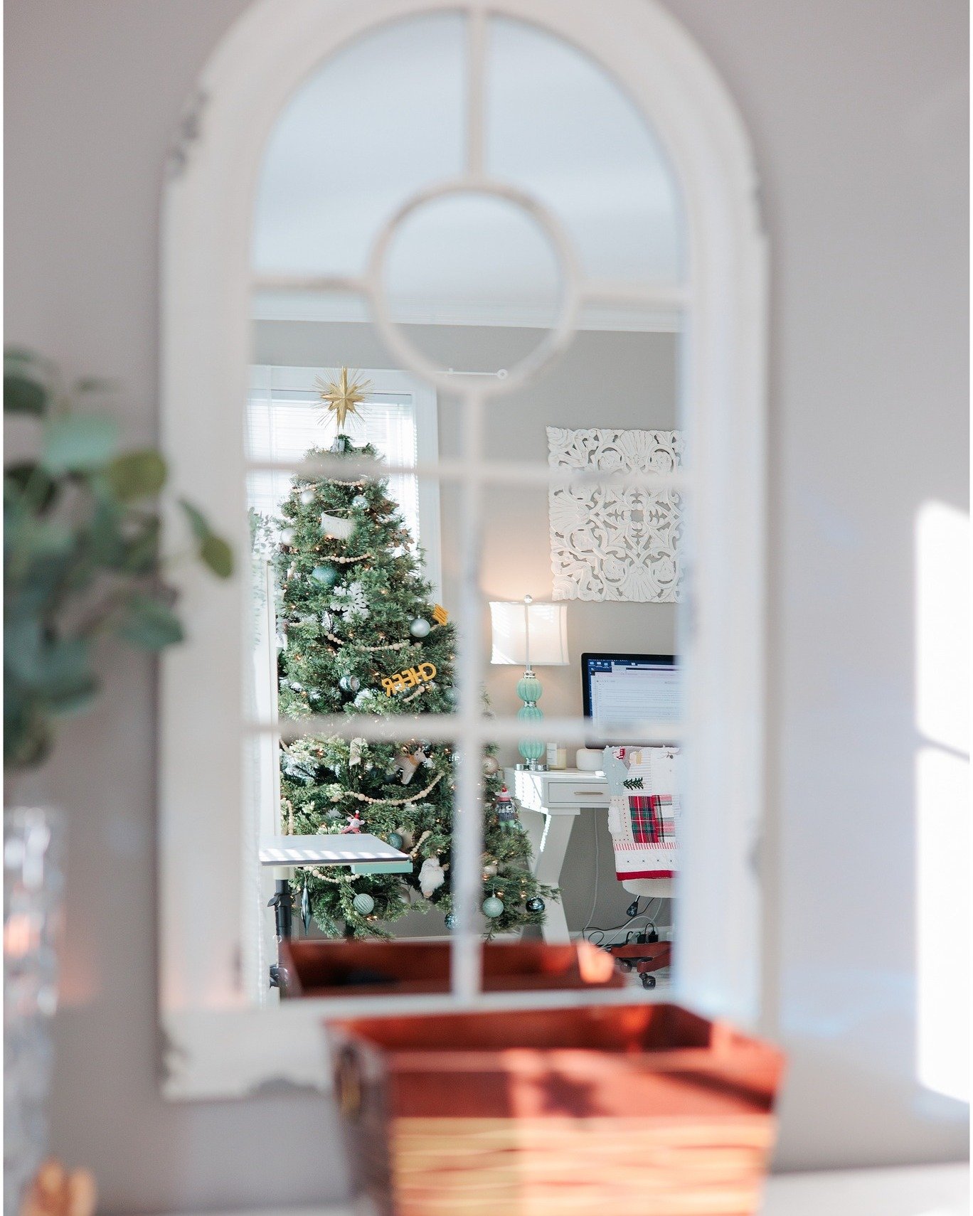 Wrapped and ready.

My last sessions of the year are officially delivered, and I&rsquo;m stepping into full holiday mode over here. Cozy lights, too many blankets, and a tree that makes the whole house glow.

This season, I&rsquo;m trading memory car