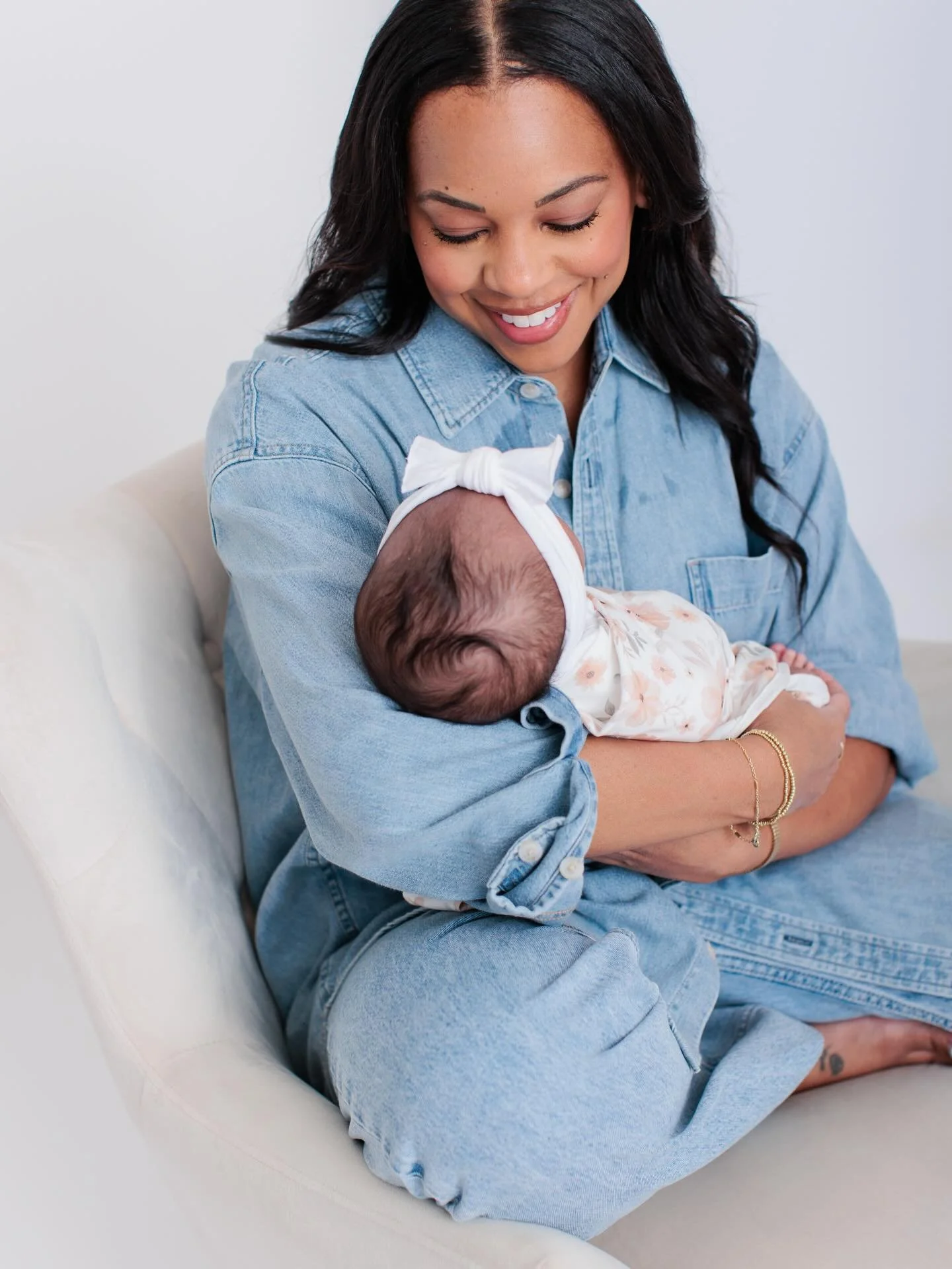 Precious little one&hellip;.you've made the world a brighter place! 💕

I'm obsessed with this serene newborn session in my studio - the minimalist setting highlights the beautiful bond between mom and baby.

No need to stress about hosting a newborn