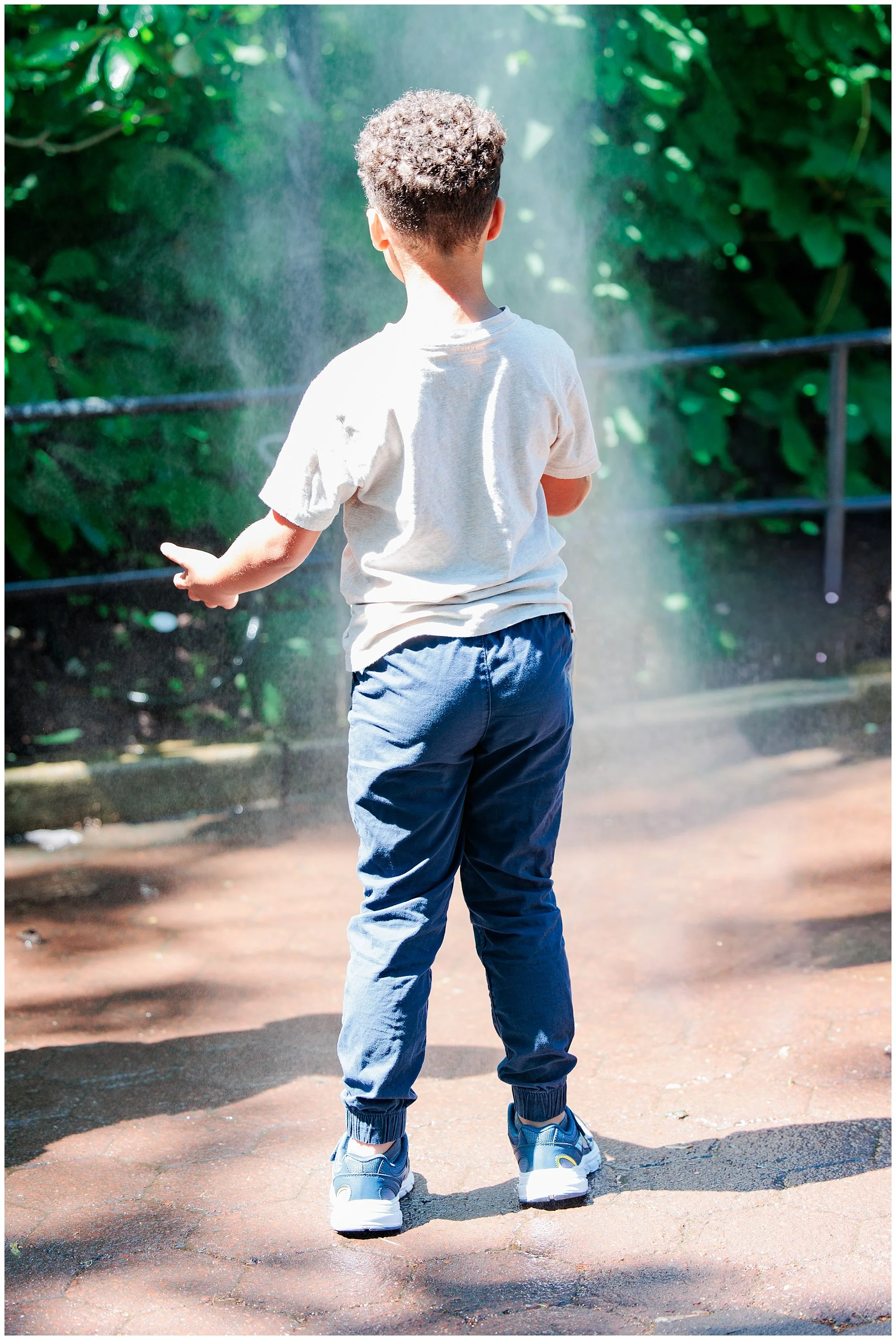  Everyday family moments during a zoo outing 