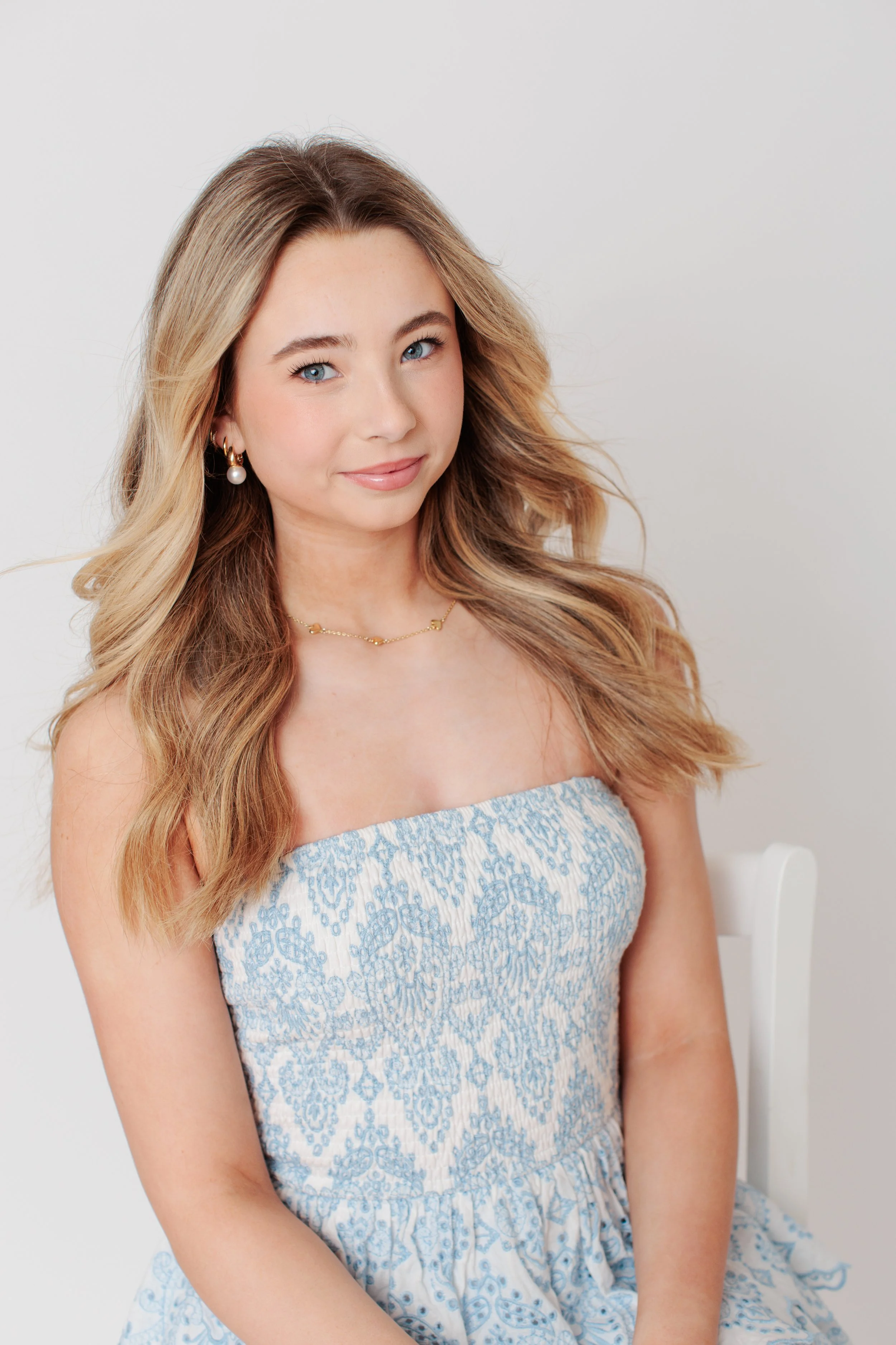 portrait of senior girl in Silver spring studio
