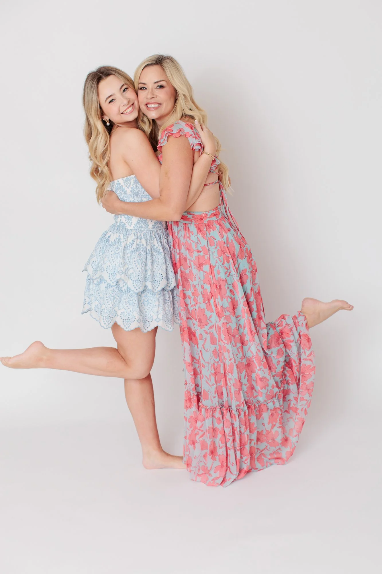  mom and daughter hugging in silver spring studio 