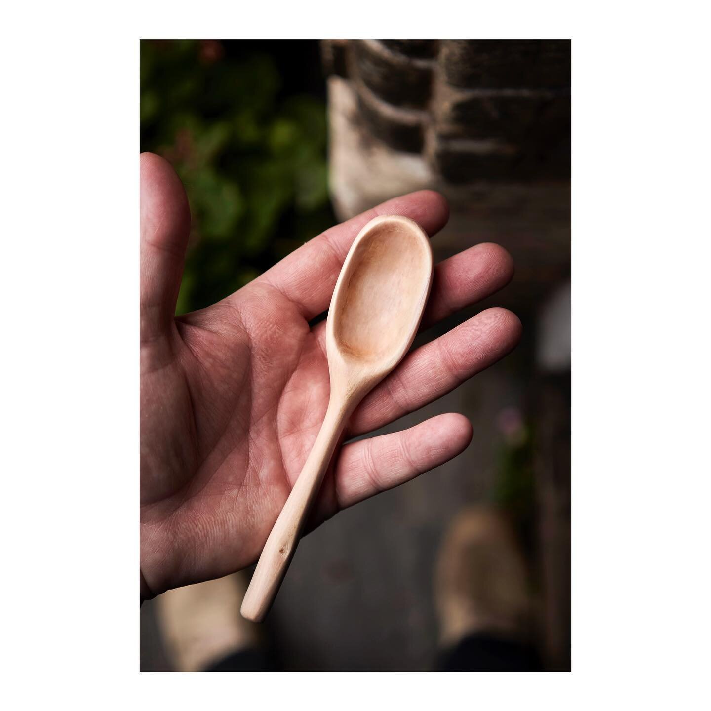 Small spoon Monday&hellip;Rubbish technique, sandpaper is my best friend and I am always glad not to mess it up!  My neighbour pruned his crab apple tree so I made use of a small branch. Get yourself lost in a spoon&hellip; #spooncarving #craft