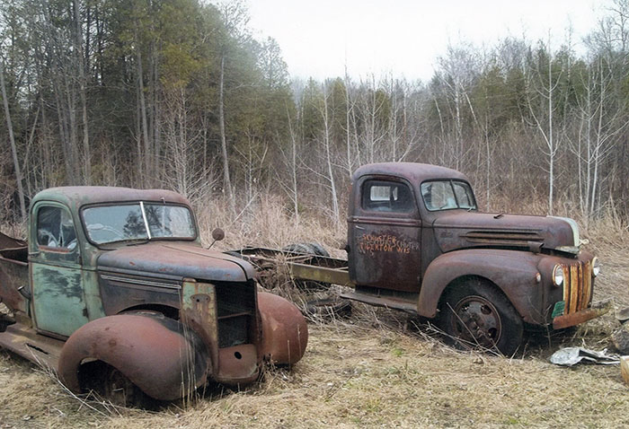 This photo also spotlights two very old trucks. On the left is a 1939 Chevrolet and on the right is a 1947 Ford F-5.