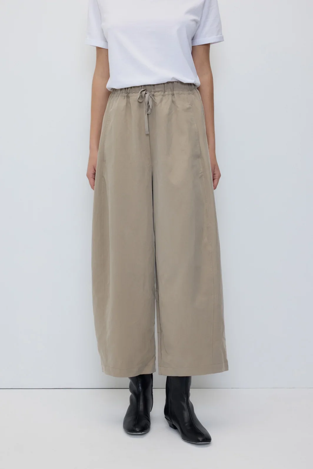 2816-PA-TA_Paradiso-Pants-Taupe_RITA_ROW_WOMEN_AW26_4_1512x.webp