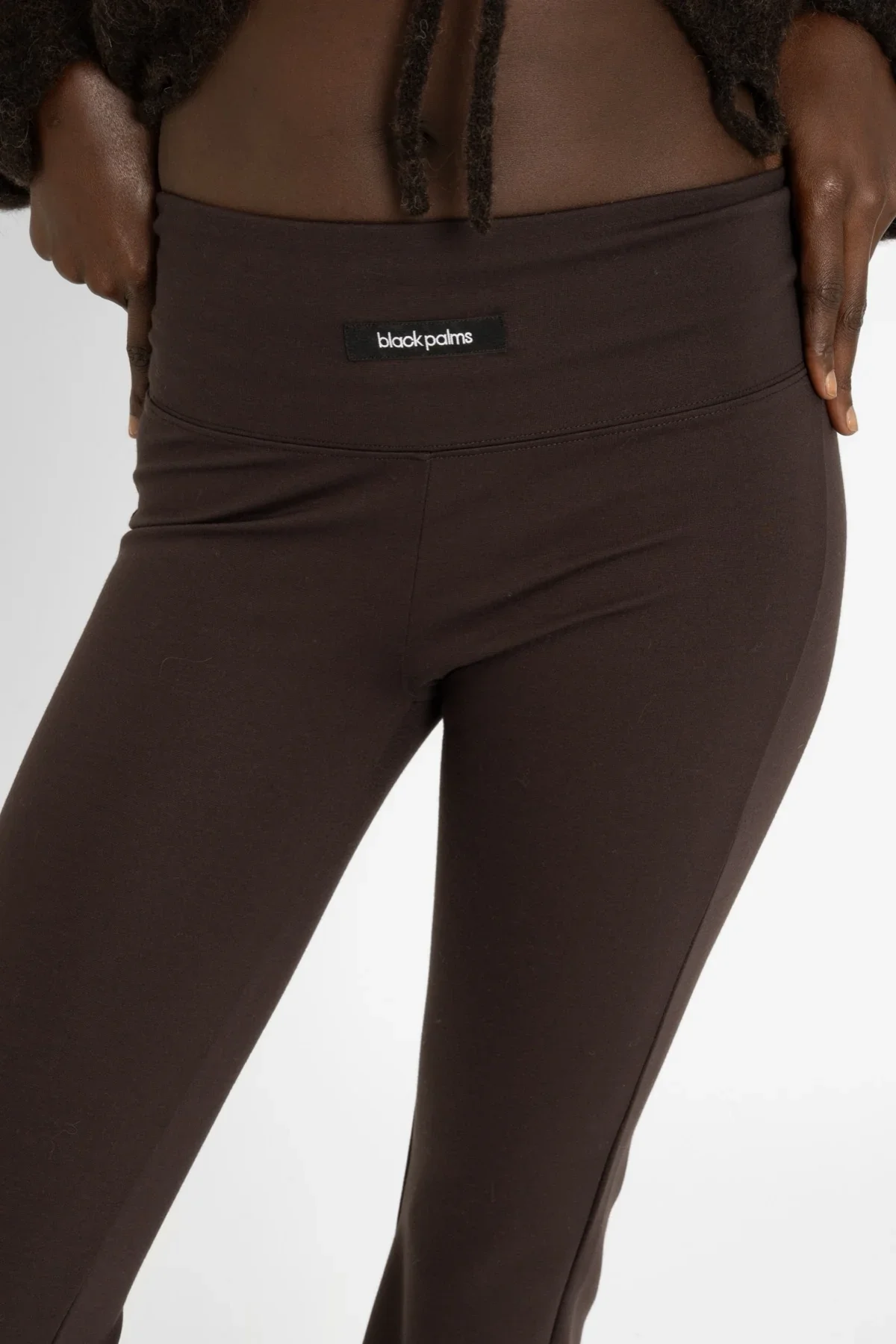 AW26_ECom_FYNA_Flares_Chocolate_2.webp