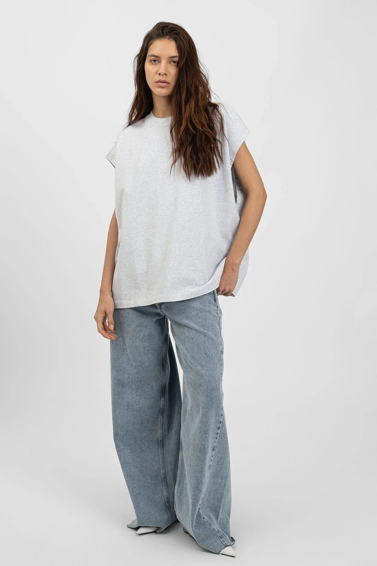 THE_MENU_ECom_bp_HEAVY_013_SleevelessTee_Grey_1.webp