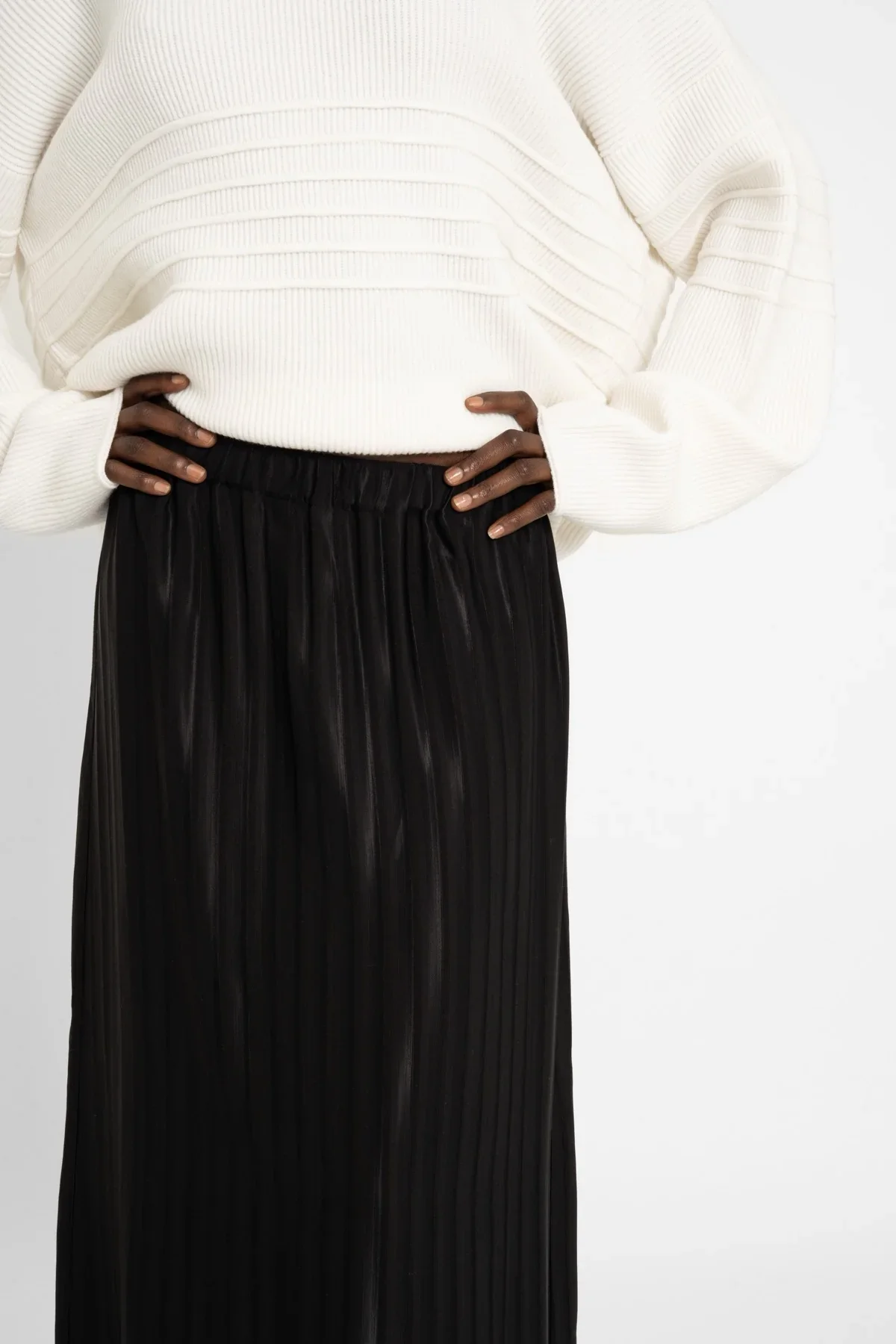 AW26_ECom_VILOH_Sweater_Cream_3.webp