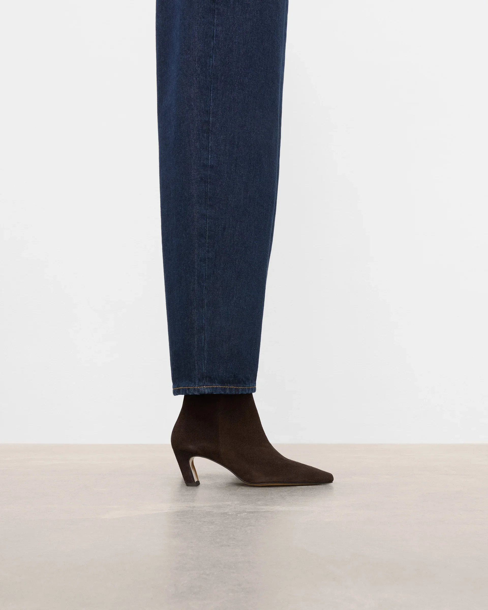 Xena_Suede_brown_0188_7ee826b7-7245-4a57-b4da-558573a11e55.webp