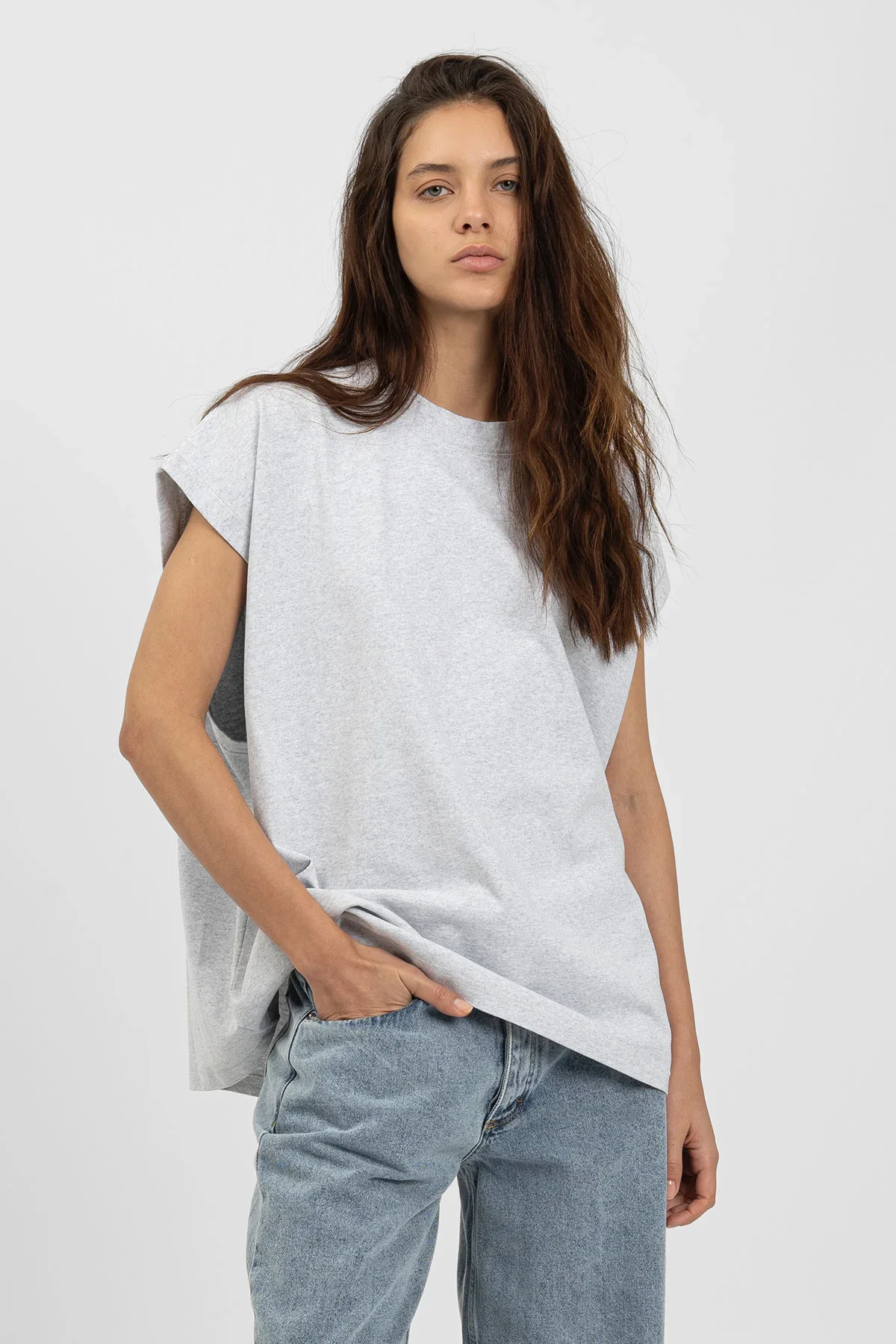 THE_MENU_ECom_bp_HEAVY_013_SleevelessTee_Grey.webp