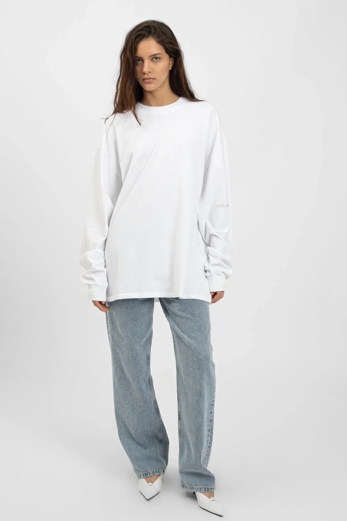 THE_MENU_ECom_bp_ICONIC_003_LongTee_White_1.webp