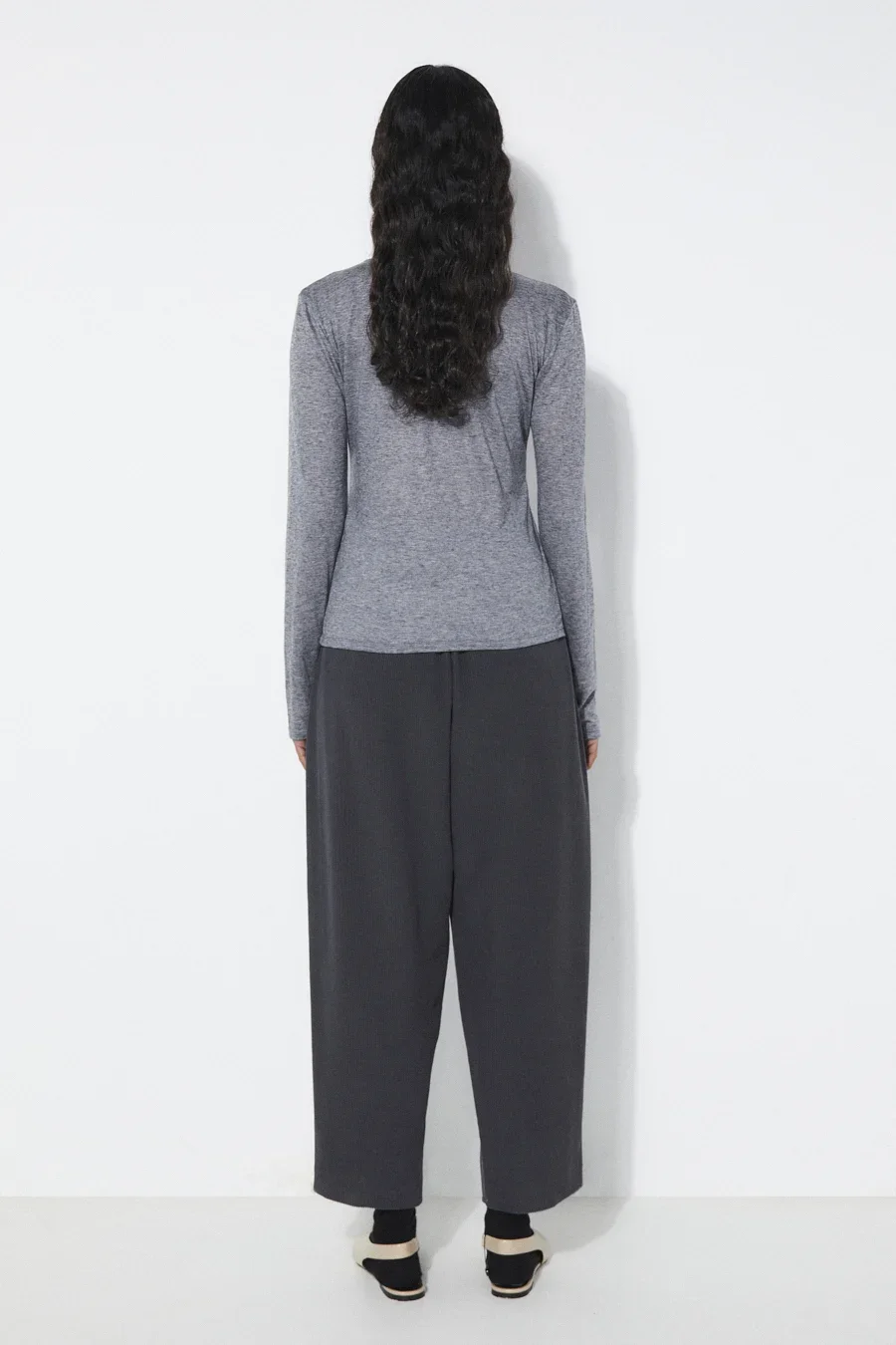 2606-CA-GR_TILDA_T-SHIRT_GREY_RITA_ROW_WOMEN_AW25_4.webp