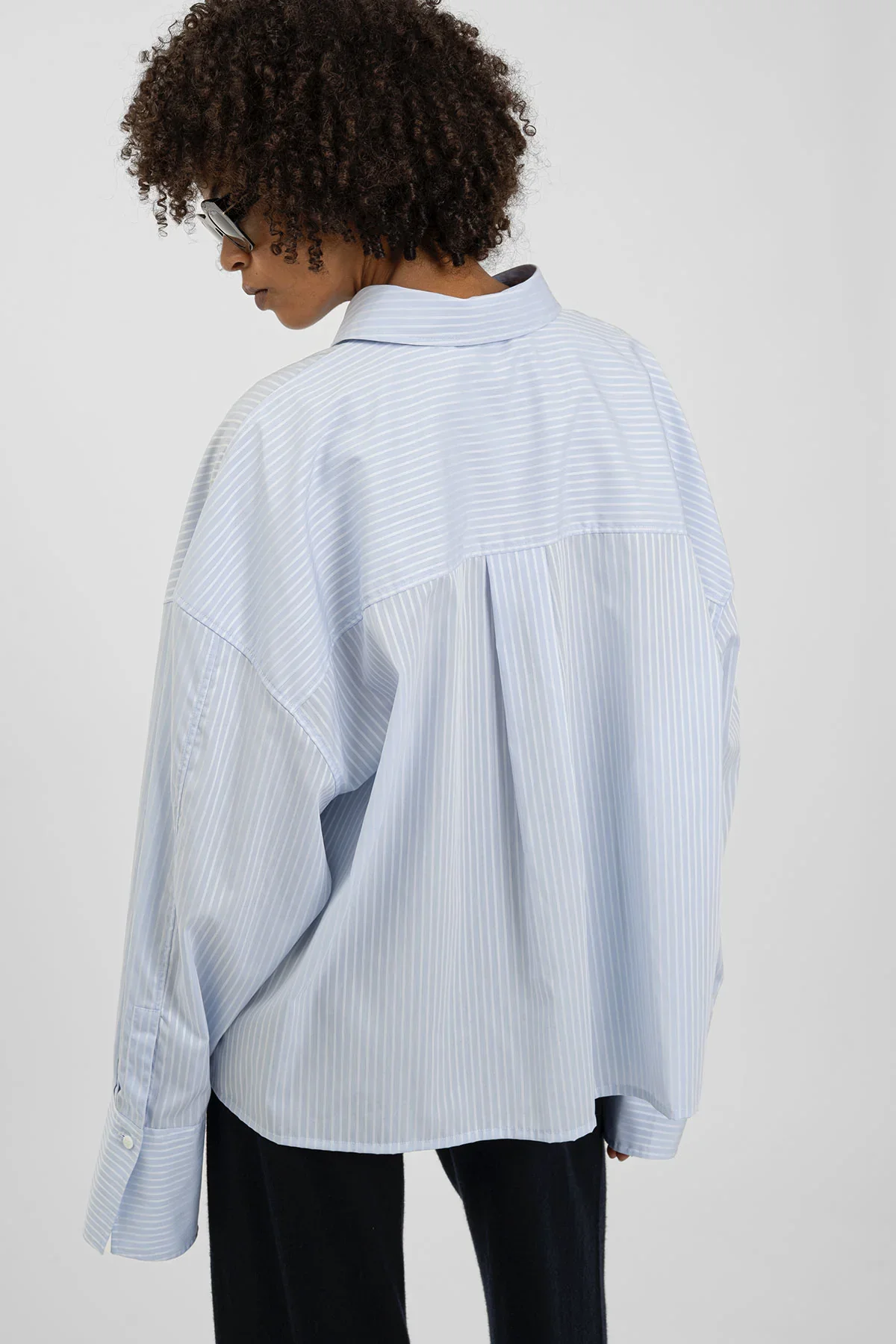 AW25_ECom_bp_YUKY_Shirt_Light_Blue_3.webp