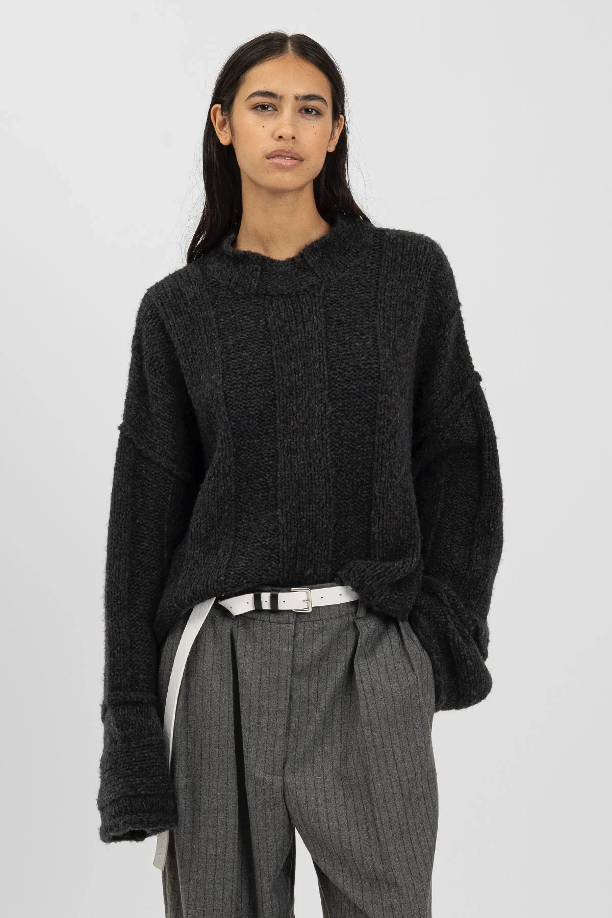 AW25_ECom_bp_STYNA_Sweater_Anthracite_1.webp