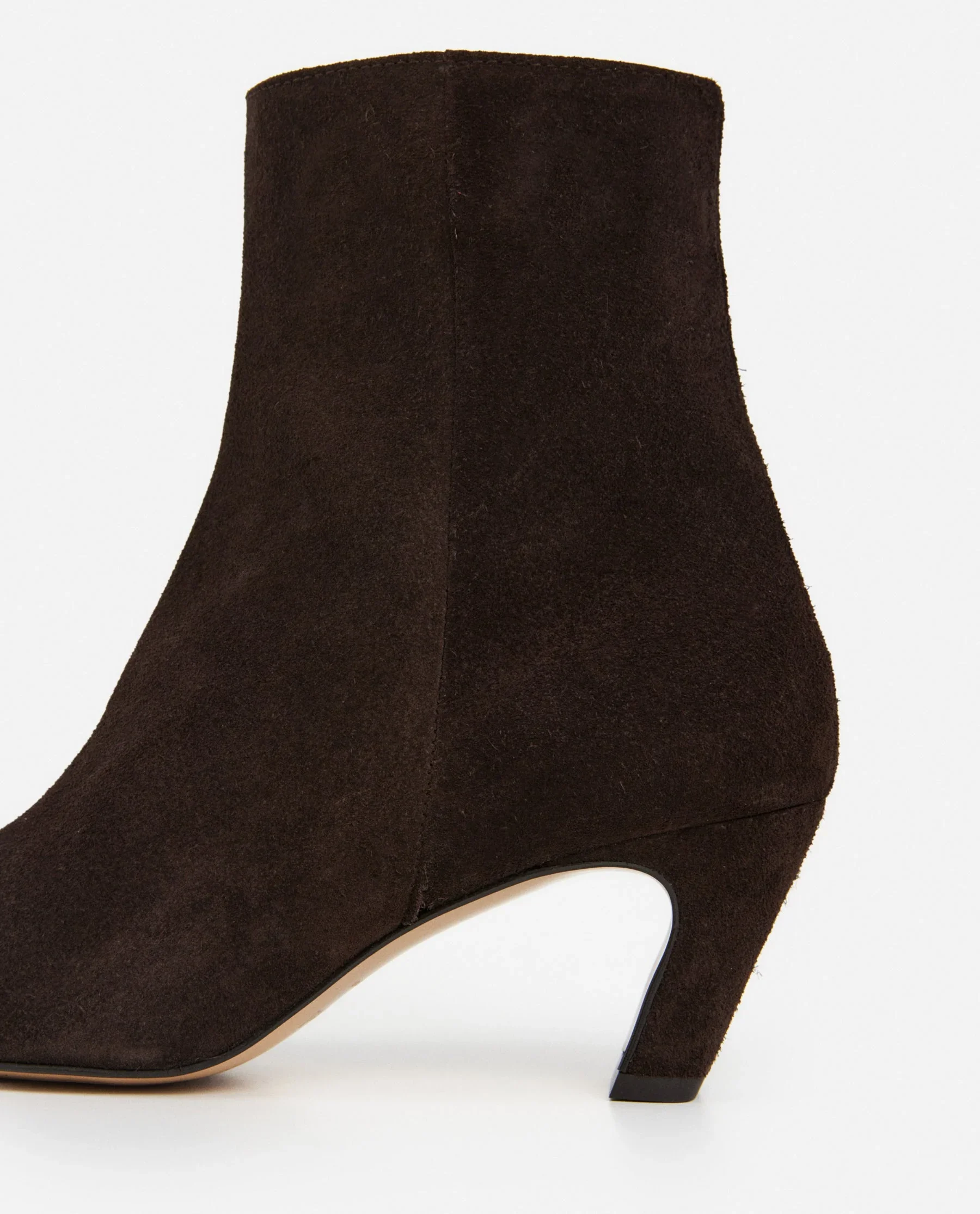 FLATTERED-XENASUEDEBROWN-HEELPROFILE_54fa81f0-d3ad-474f-bdba-facc313c9a01.webp