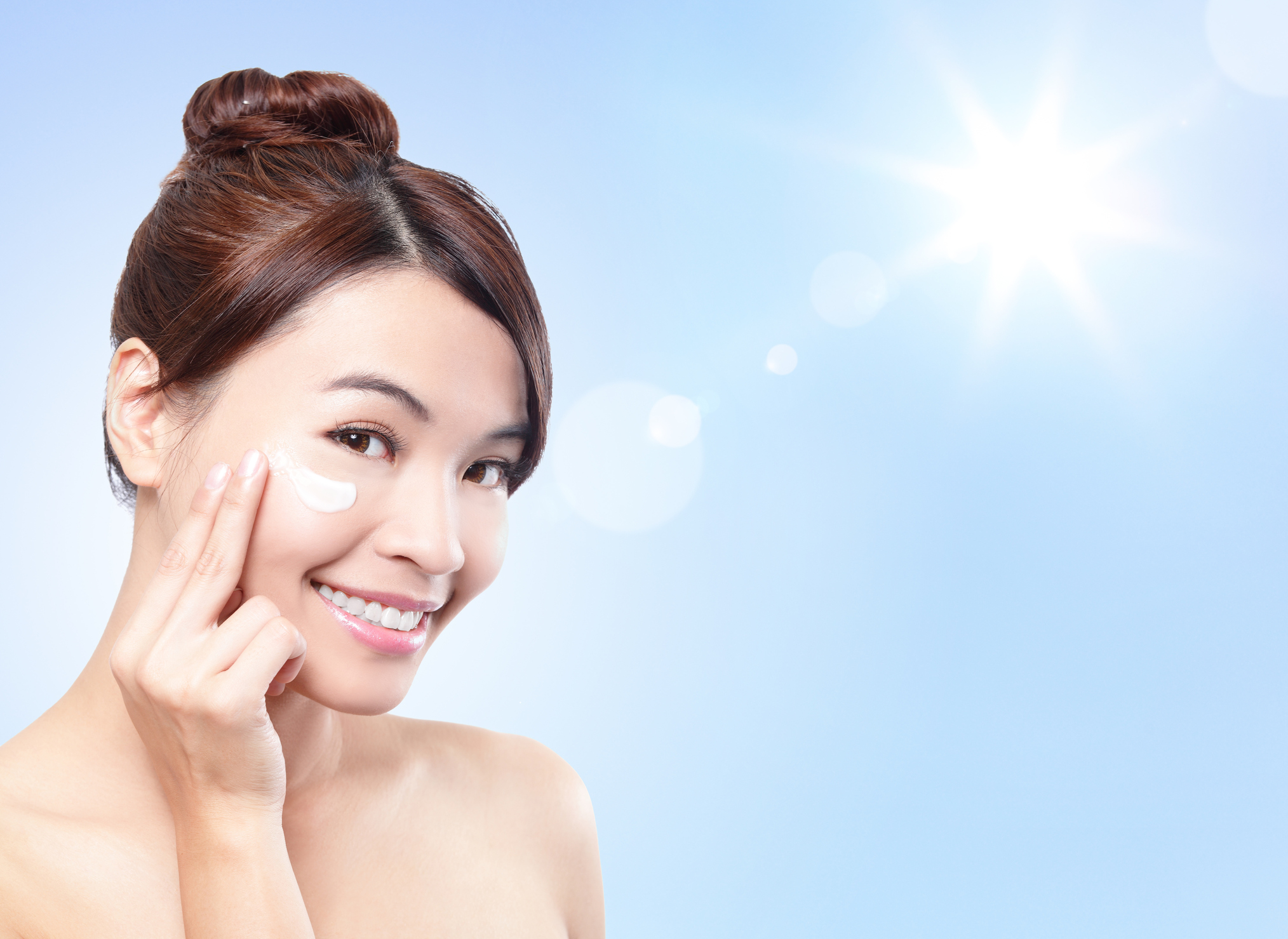 красивое лицо. лицо девушки косметология. Beauty stock. девушка брызгает духами. девушка улыбается.