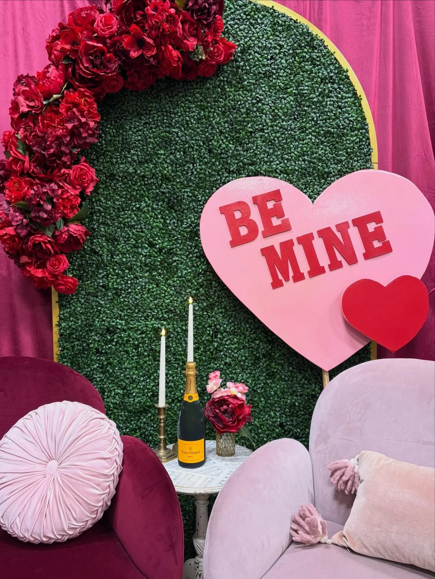 Whatsallthehoopla❗️
That Valentine vibe, that&rsquo;s what. 💝
We sure do ❤️ heart day, and would love to make yours extra special with our luxury furniture, florals and backdrops. Reach out for pricing, availability, and free hugs. 🫶 😘💘 link in b