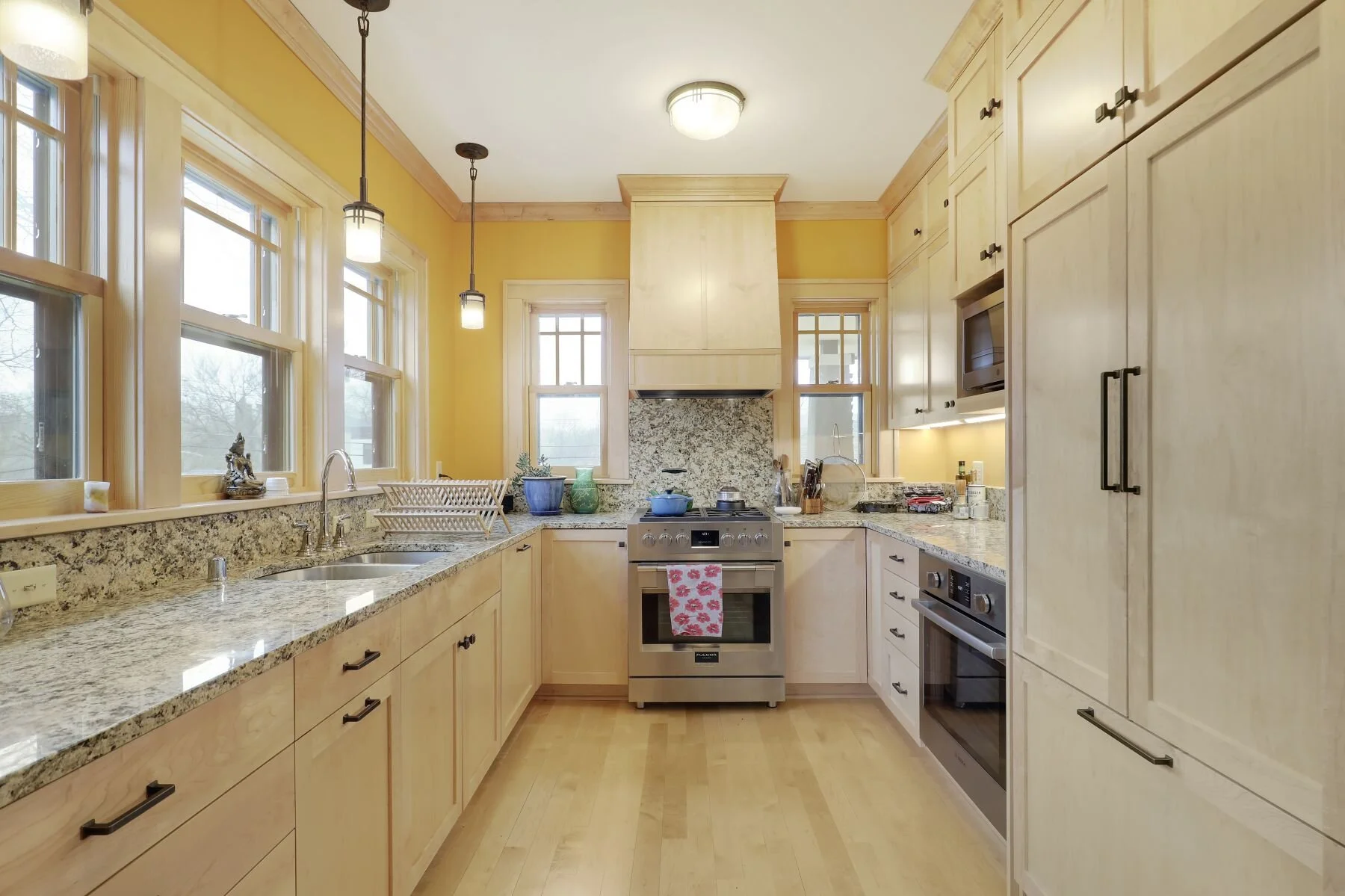 2032 Sheridan 8.jpeg