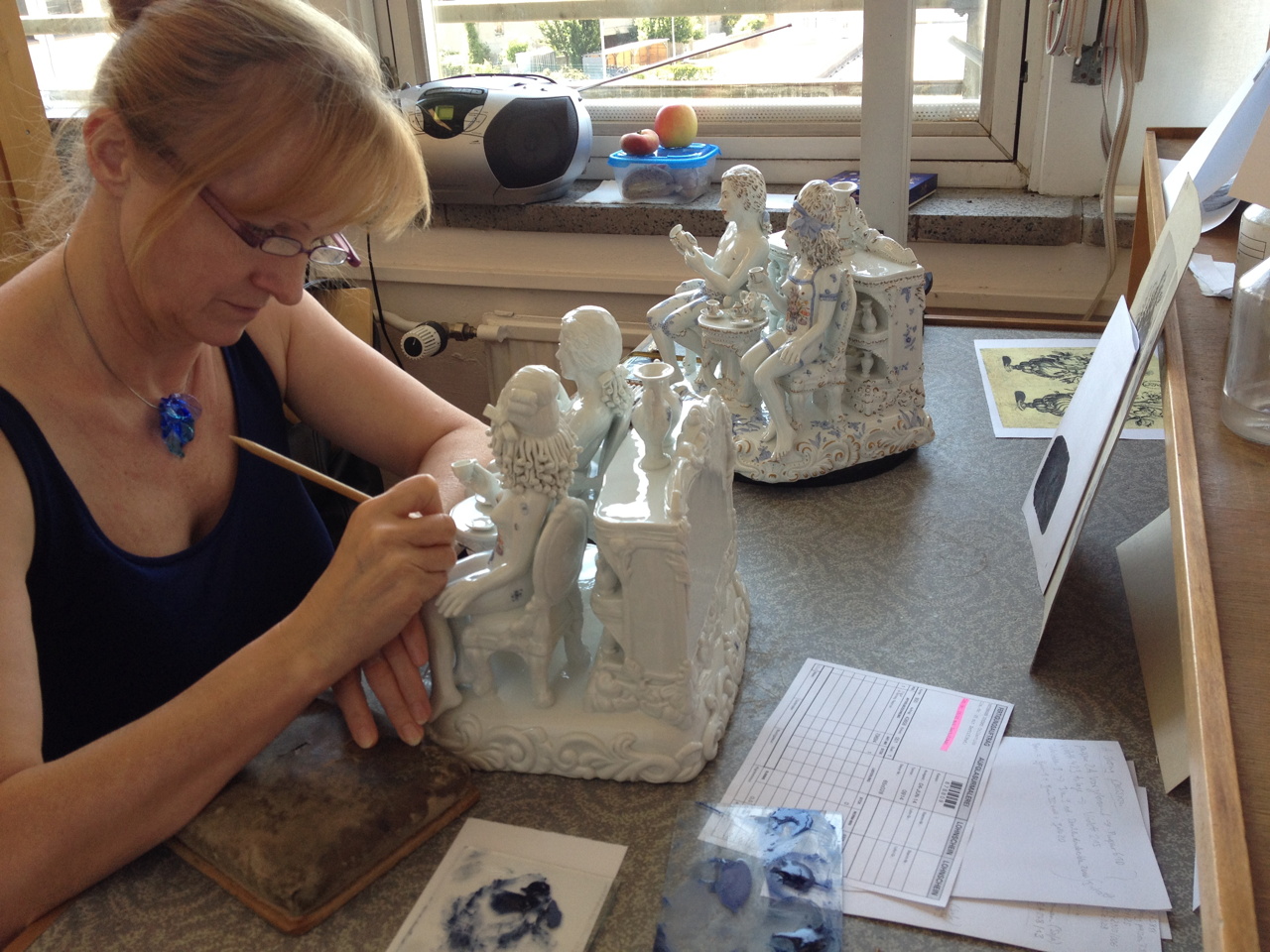 A Meissen artist at work on Antemann’s sculpture