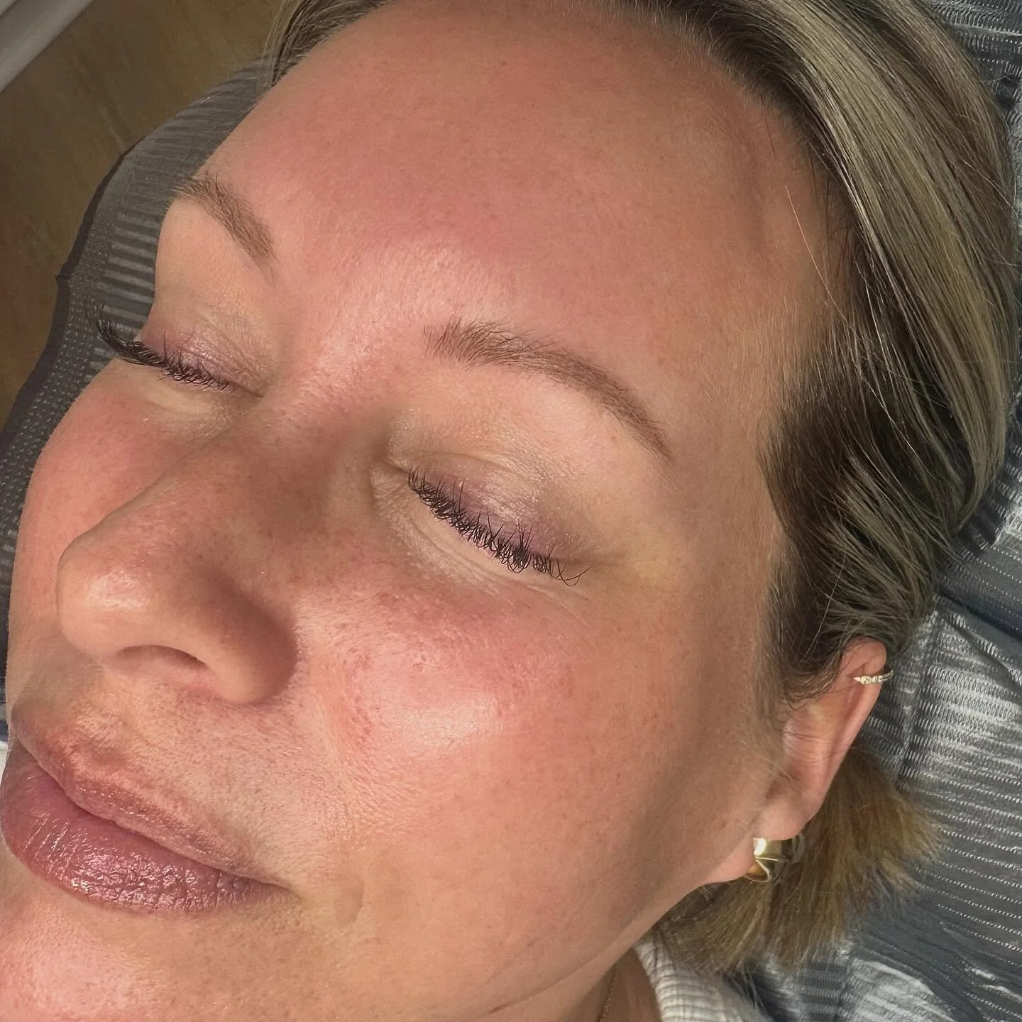 These gorgeous brows need zero makeup - they're a cosmetic tattoo with a soft, powdered finish. Beat the summer rush and book your appointment now - no more worrying about your brows getting wet or smudged! Click the link in bio