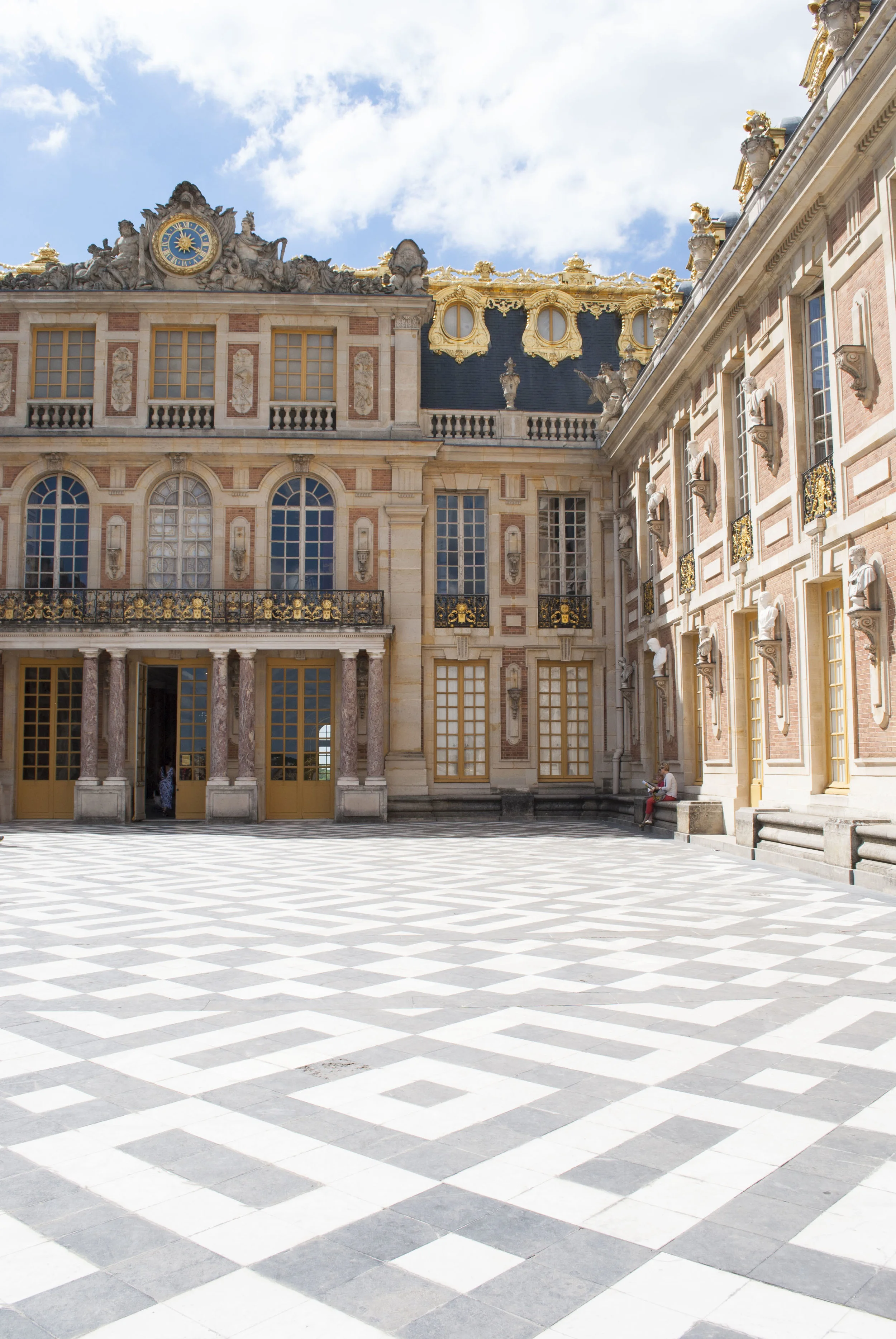 The entrance to Château de Versailles.