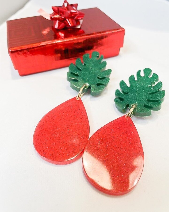 Love a festive accessory for a holiday zoom party!! ❤️🌲🍪 Wrap these gems from @thechosenstyles up for yourself and slip &lsquo;em in your stocking while no ones looking 👀 They&rsquo;re offering local pickup in RVA and same day shipping on select p