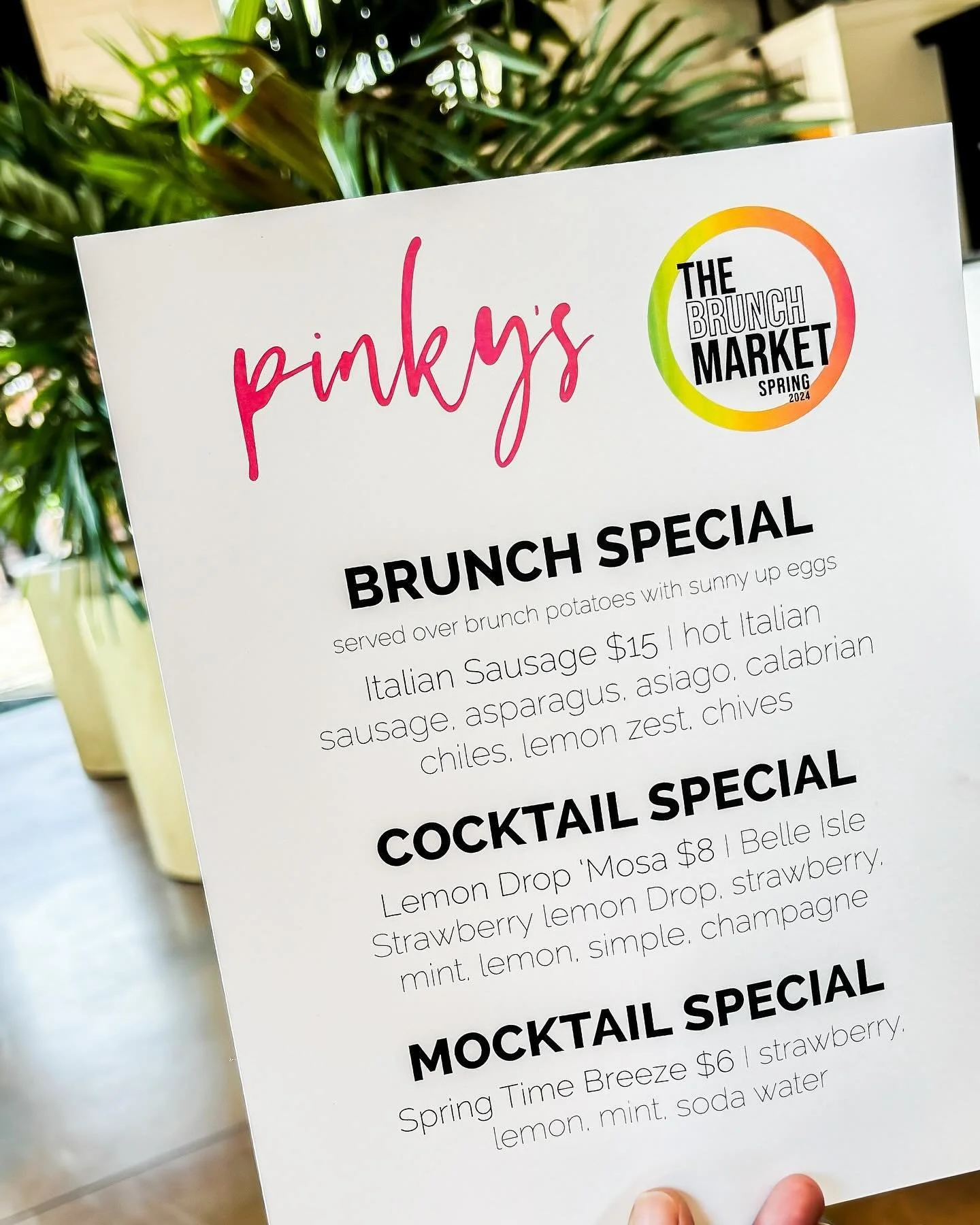 SUNDAY FUNDAY ☀️🥂 kicking off at 11am!! 

brunch ✔️
local vendors ✔️
good vibes ✔️
sunny patio ✔️ 

see yall soon!!