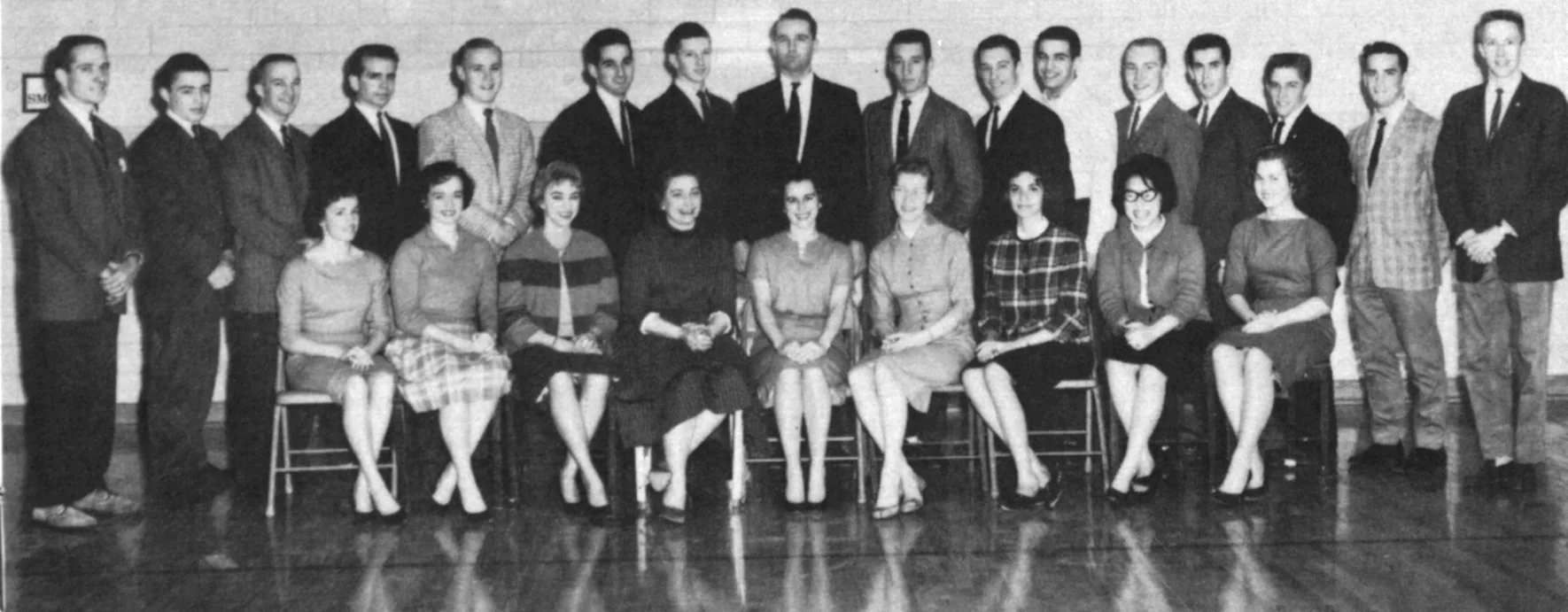 1960-61 troupe.jpg