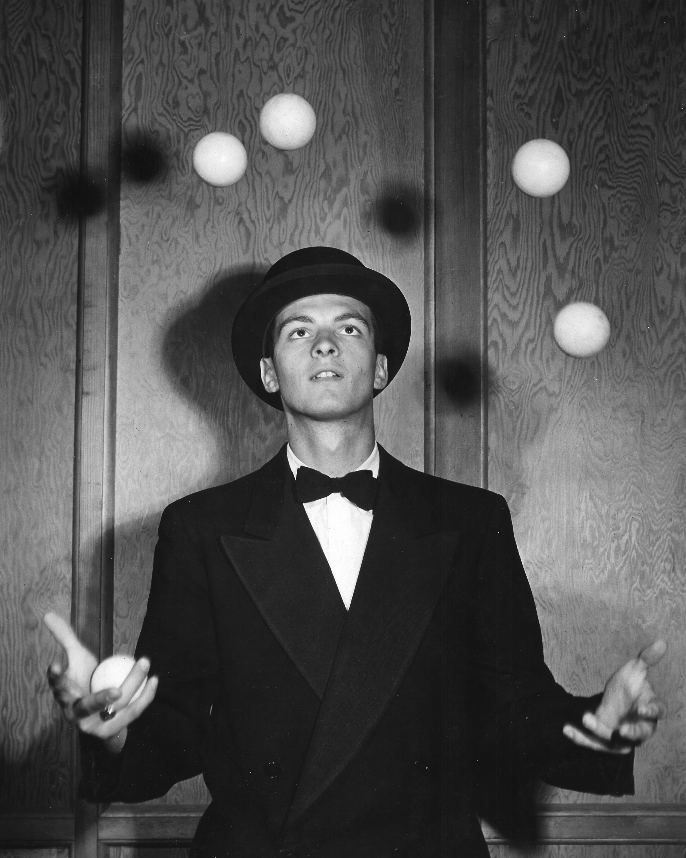 Eric Winter, the juggler