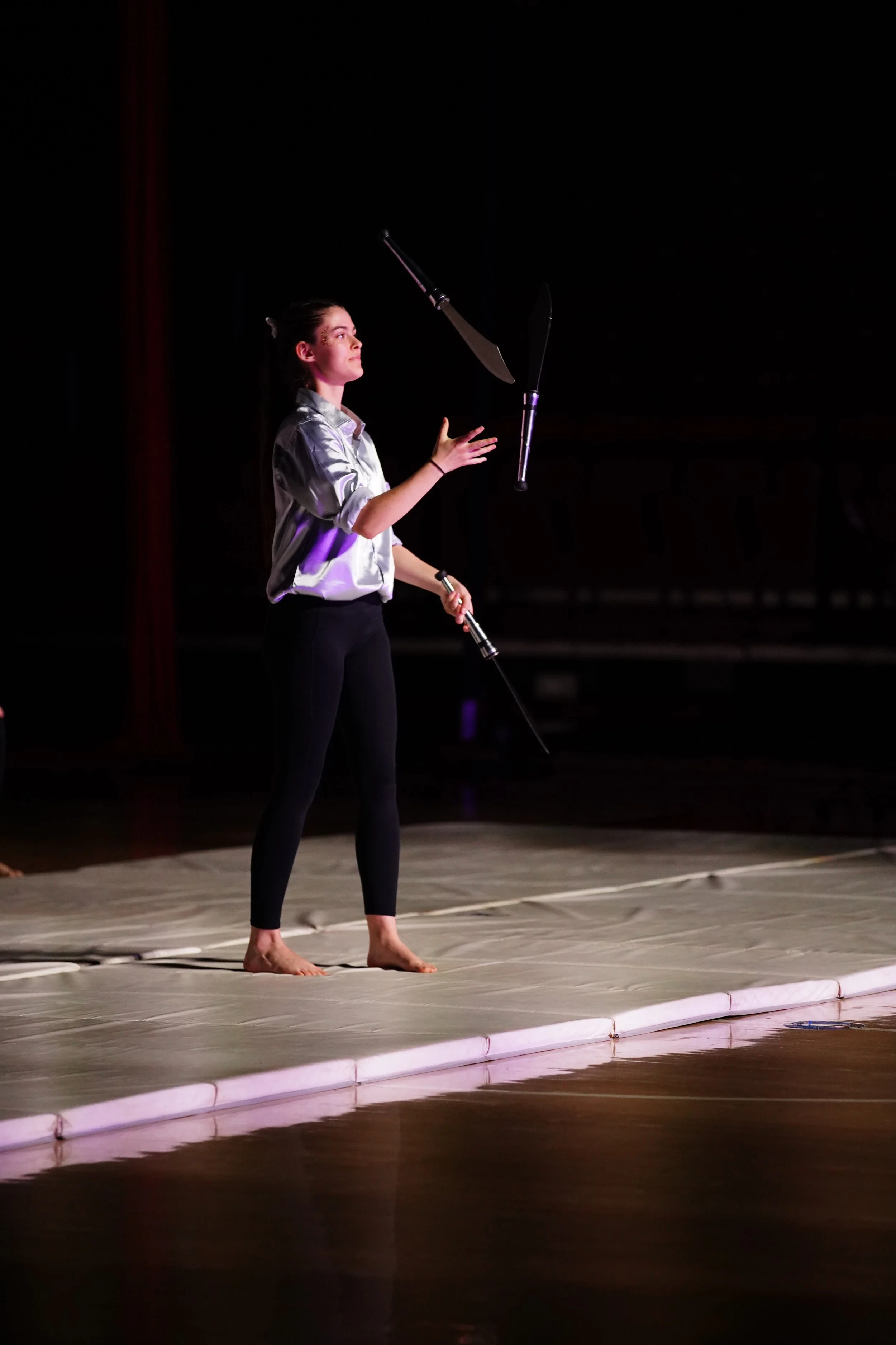  Olive Beverly juggling knives 