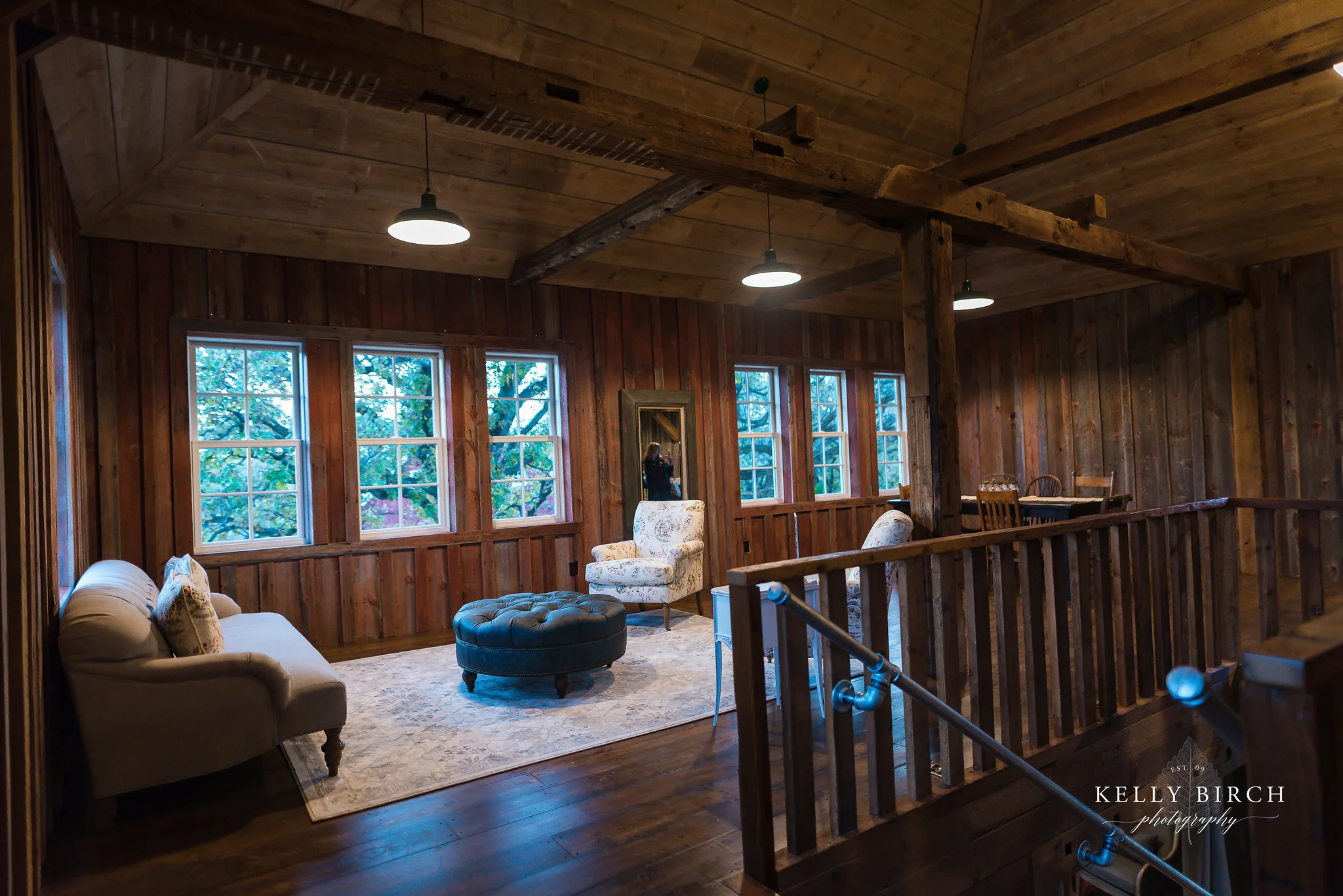 The second floor of the granary was decorated with the ladies in mind. It offers plenty of space to comfortably hold even the largest wedding parties.