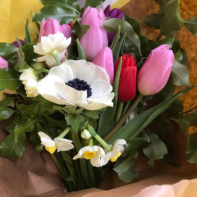 I spent this morning doing a few debits and credits and I came home with these beautiful flowers. How lucky am I. Thankyou @moatfarmflowers #howluckyami #beautifulflowers 
#england #countryside #airbnb #uk #rural #getaway #airbnbphoto #countrylife #c