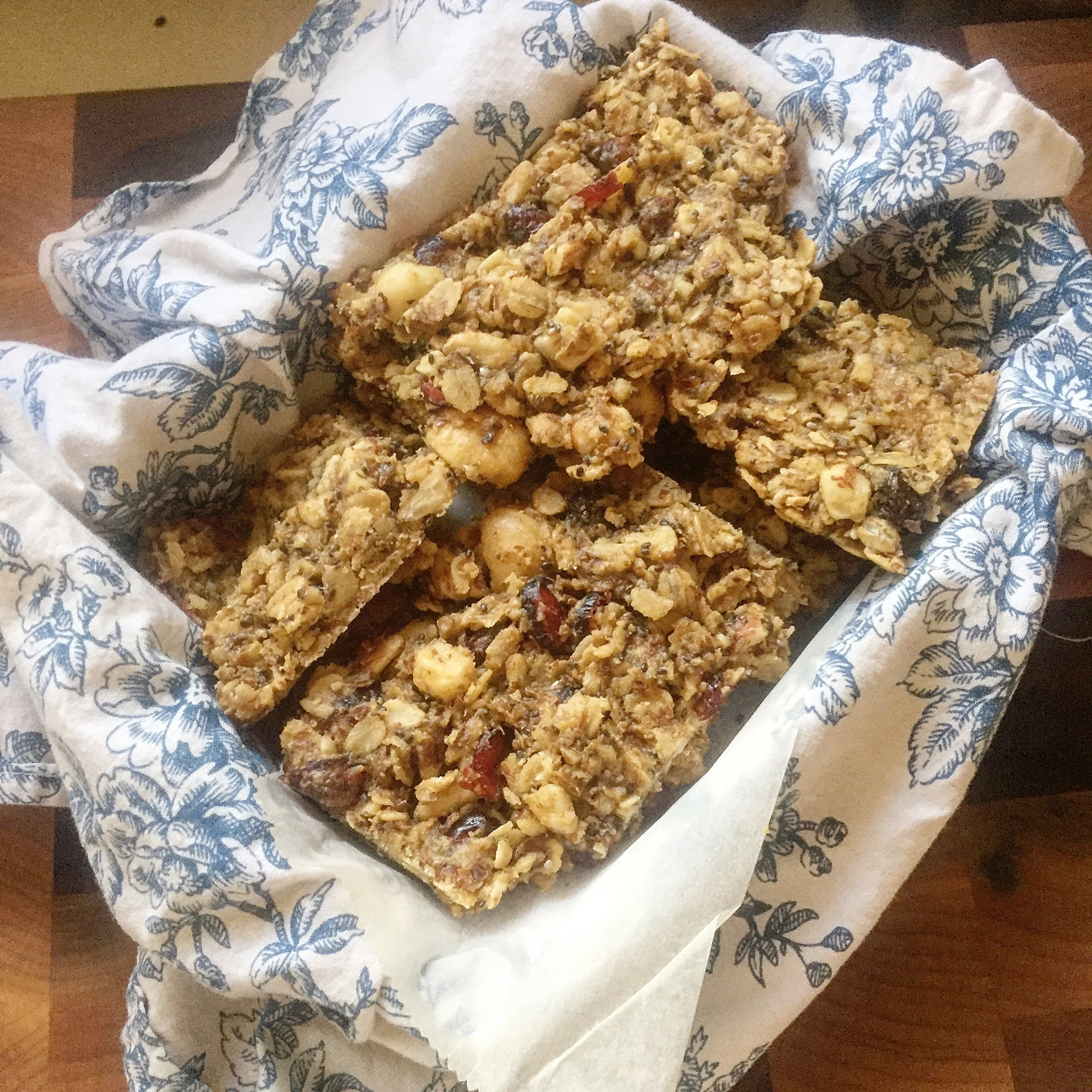 RAW GRANOLA BARS