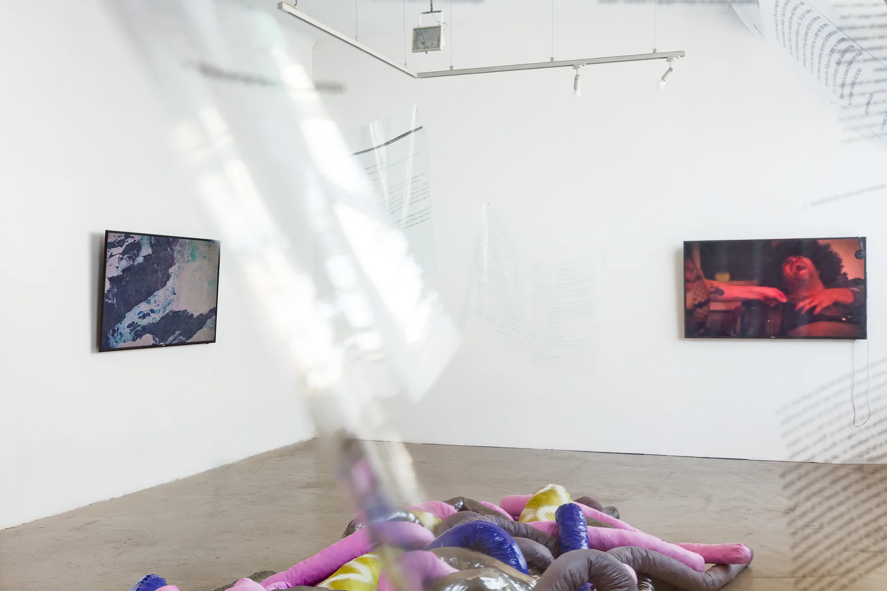 2019_04_20_Ausstellungsansichten_Heartbreaks-Or-Loving-you-is-complicated_021_web.jpg