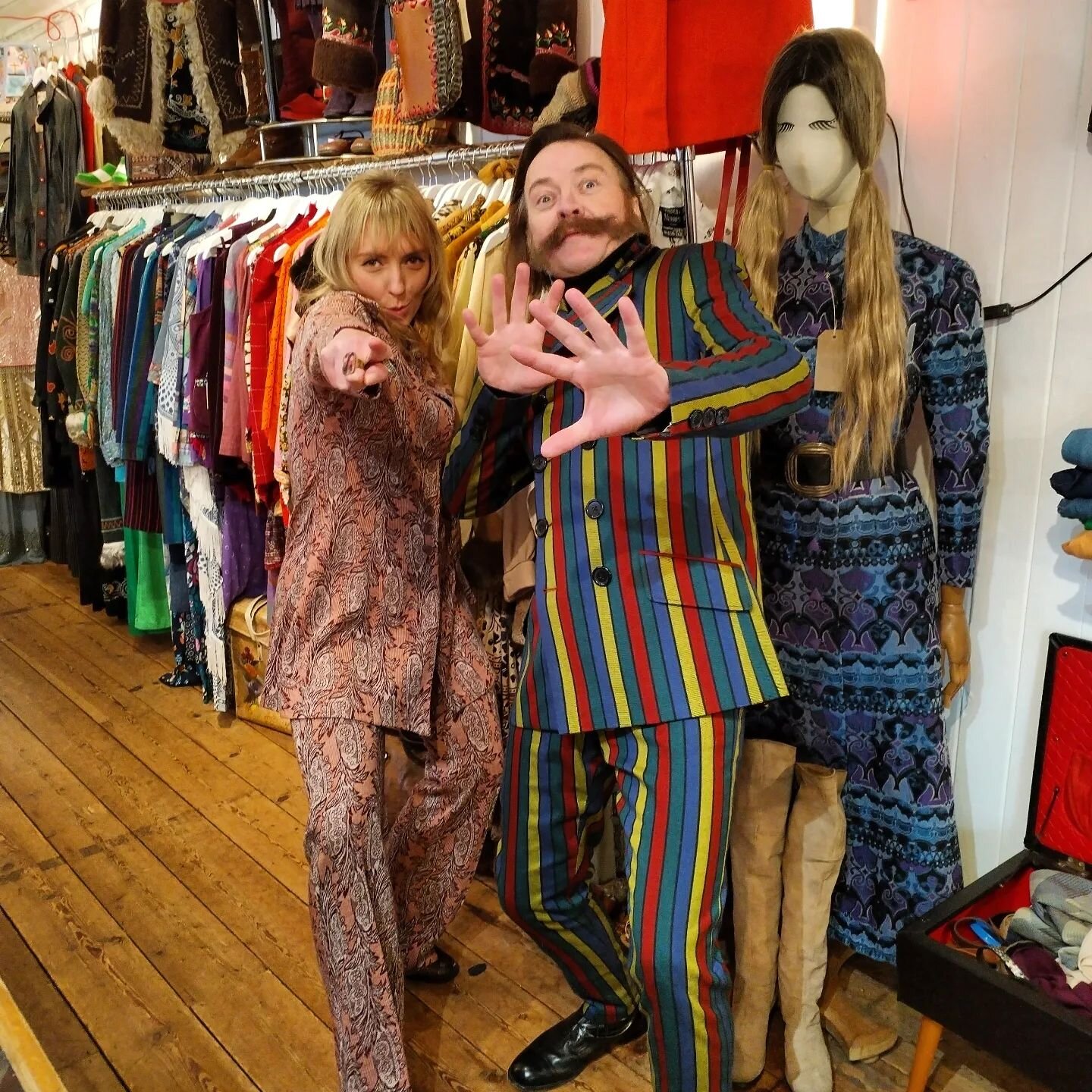 Our gorge gal @hazydayz_vintage
And the lovely Atters from downstairs
🤩🤩🤩🤩🤩🤩🤩

If you wanna find outfits like these we stock the Raddest Baddest Two Pieces, 20s to 90s menswear and womenswear @snoopers.attic

Hop on up the sexy stairs @snooper